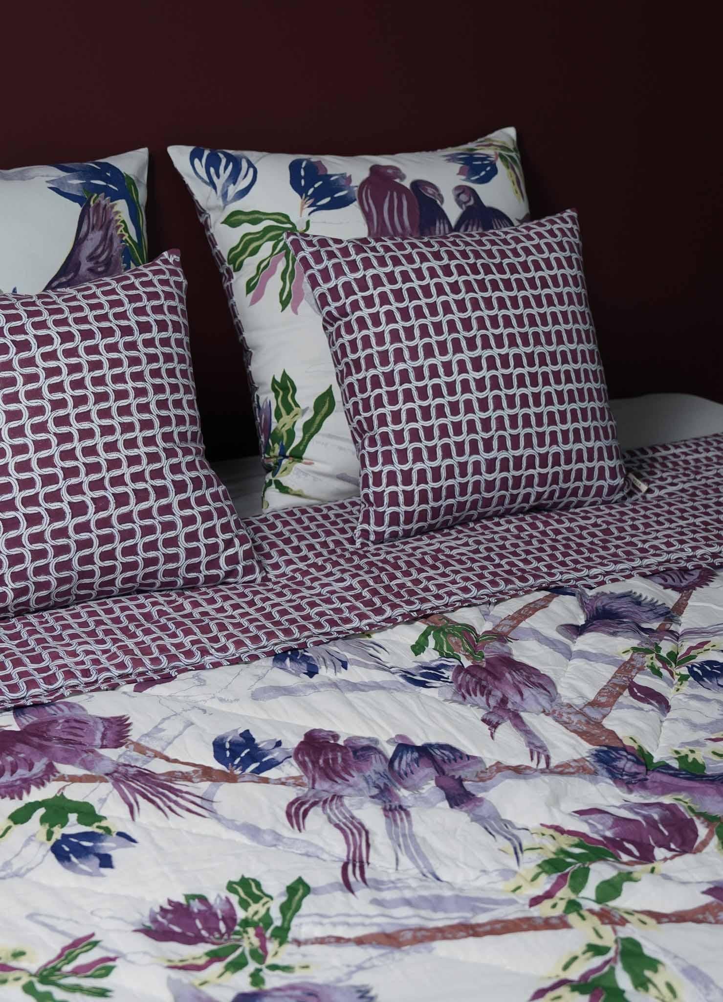 Colcha de tamaño king Tree Full of Parrots Plum, Viya By Vikram Goyal en venta 3