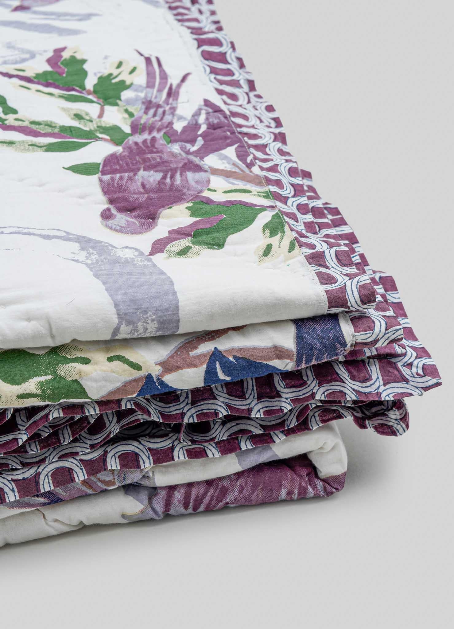 Colcha de tamaño king Tree Full of Parrots Plum, Viya By Vikram Goyal Algodón en venta