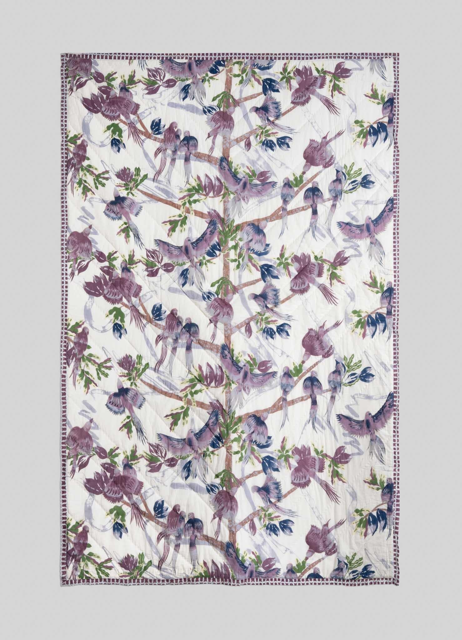 Trapunta singola Tree Full of Parrots Plum, Viya By Vikram Goyal

Un albero pieno di pappagalli è segno di successo nelle aspirazioni e nelle imprese future. Secondo il manoscritto indiano del XVII secolo 