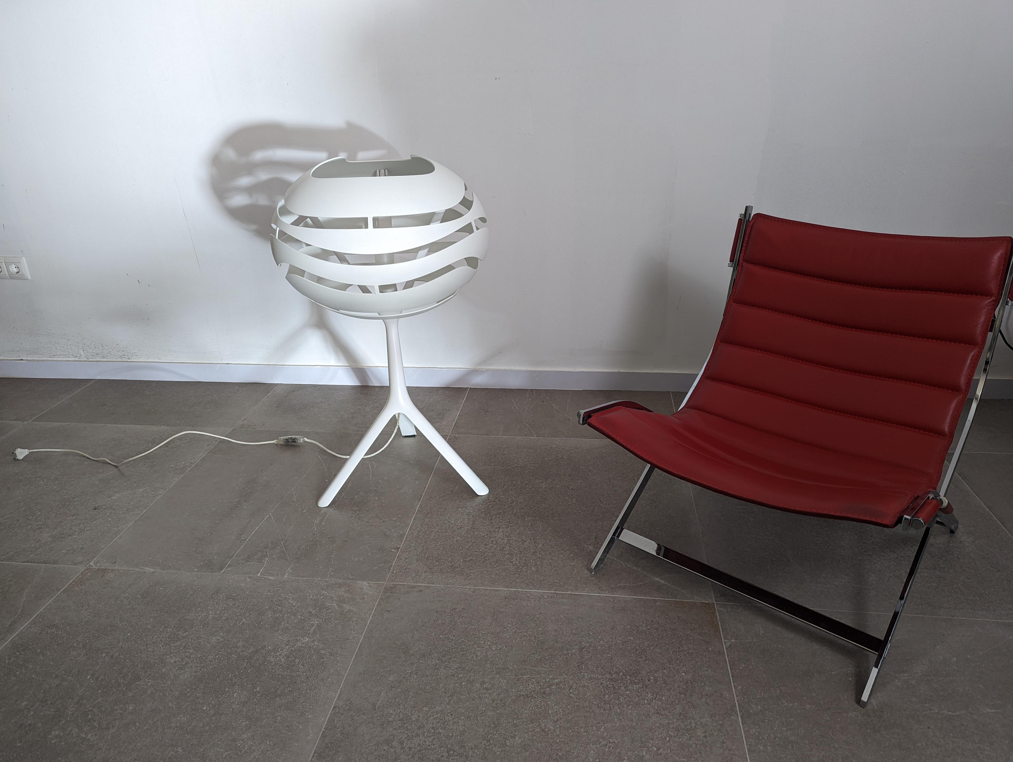 Magnifique lampe d'arbre de la marque B.Lux conçue par Werner Aisslinger dans son modèle de table et de sol T50 en blanc. Avec ses lignes douces, harmoniques et modernes, c'est une lampe idéale pour les environnements agréables et relaxants.