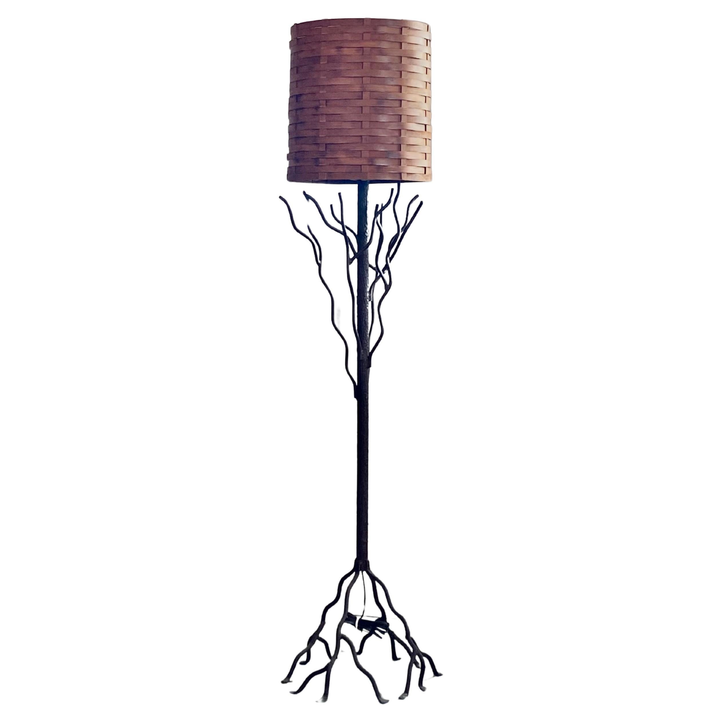 Baumähnliche Stehlampe aus geschweißtem Eisen mit geflochtenem Holzschirm