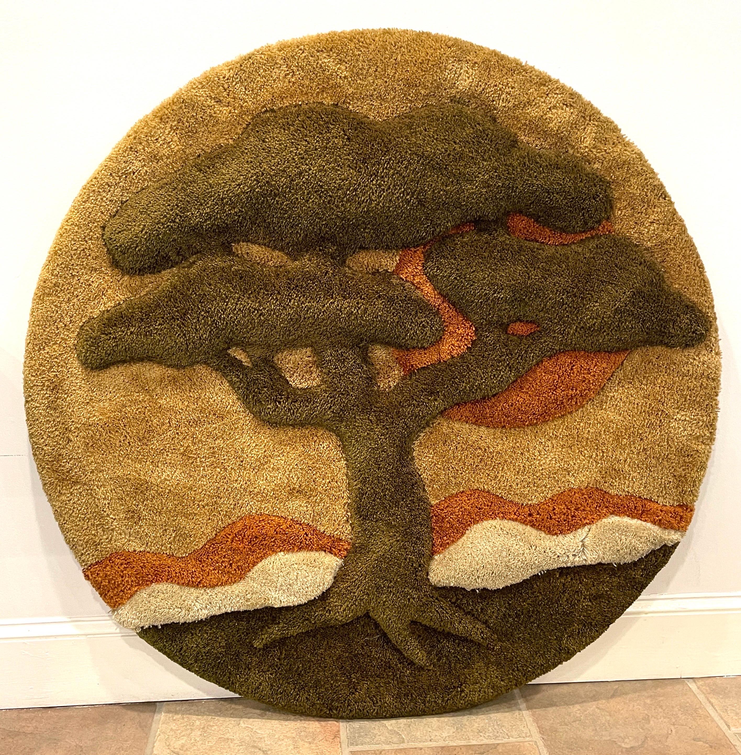 Baum des Lebens 1970's Faser Kunst Wand Skulptur 
USA, ca. 1970er Jahre

Ein großformatiges, nahezu neuwertiges Beispiel einer ikonischen Landschaftsvignette aus den 1970er Jahren in Erdtönen, die aus einem kreisförmigen, geformten Faserflor aus