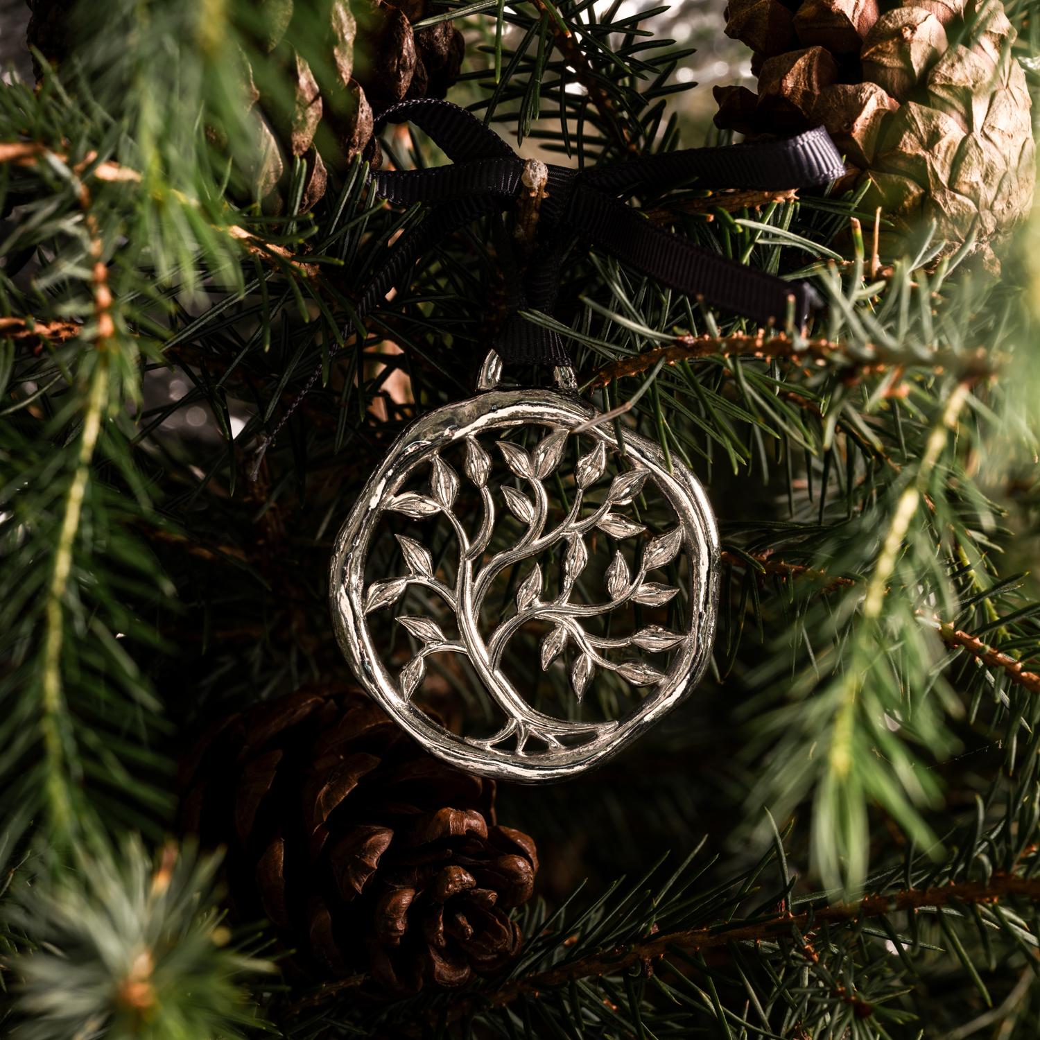 Tree of Life Christmas Decoration Set In Silver In New Condition For Sale In London, GB