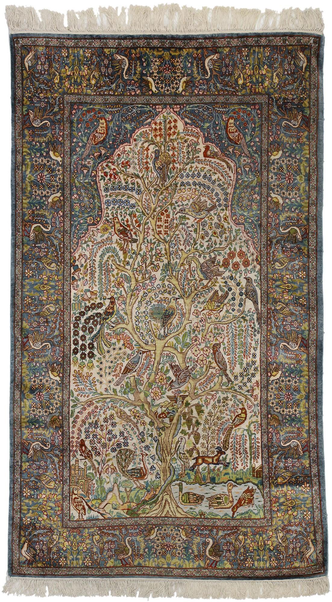 77259 Arbre de vie design vintage tapis de prière turc Hereke, tapisserie murale Jardin du Paradis. Ce tapis de prière Hereke vintage en soie nouée à la main présente un motif d'arbre de vie et un style ottoman. Présentant un tapis de prière à la