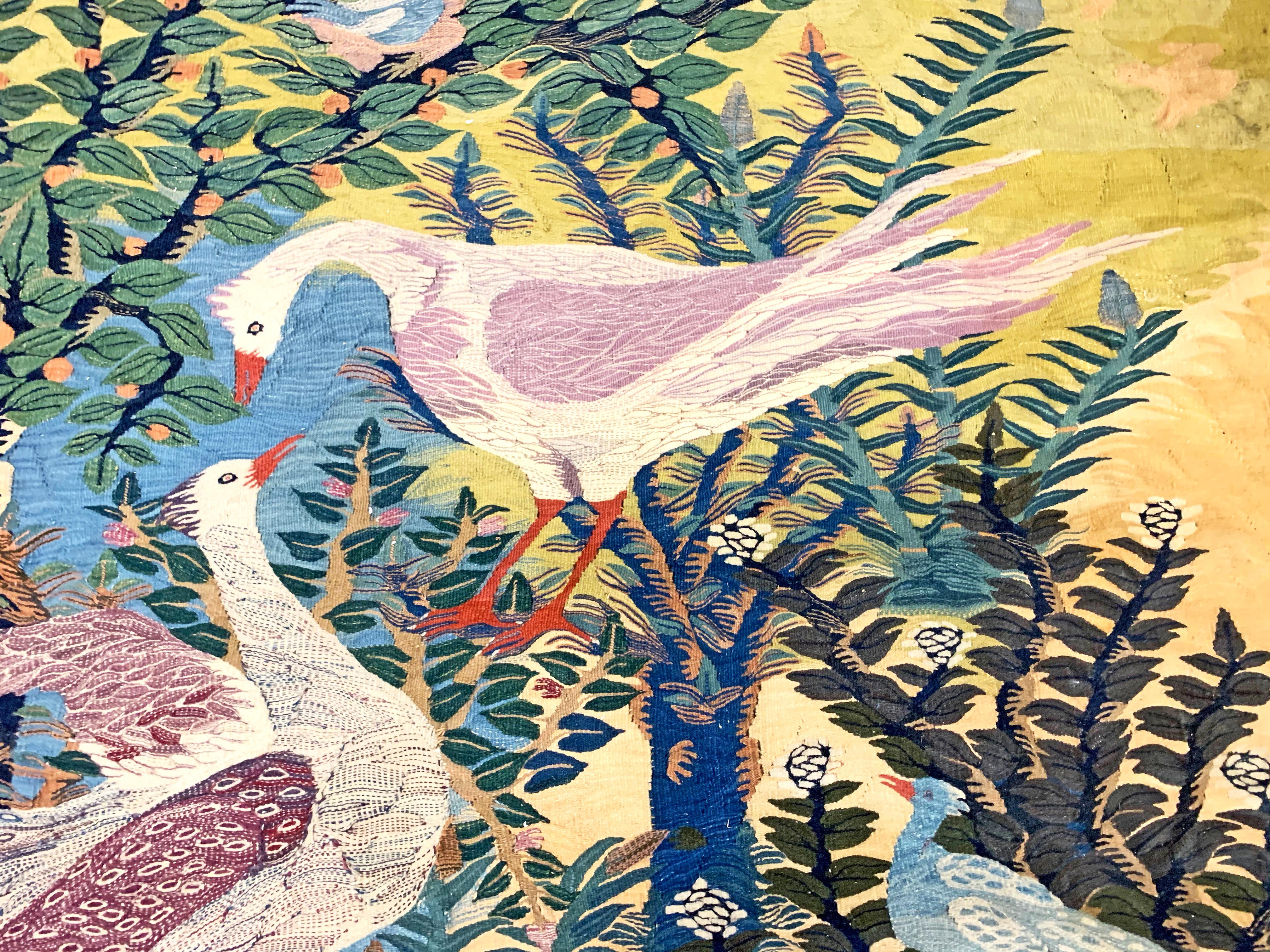Datant de 1976, soit une vingtaine d'années après que Ramsès Wissa Wassef a créé son atelier de tapisserie dans les années 1950, cette tapisserie monumentale de Samina Ahmed, l'une de ses premières élèves, est dominée par le célèbre motif de