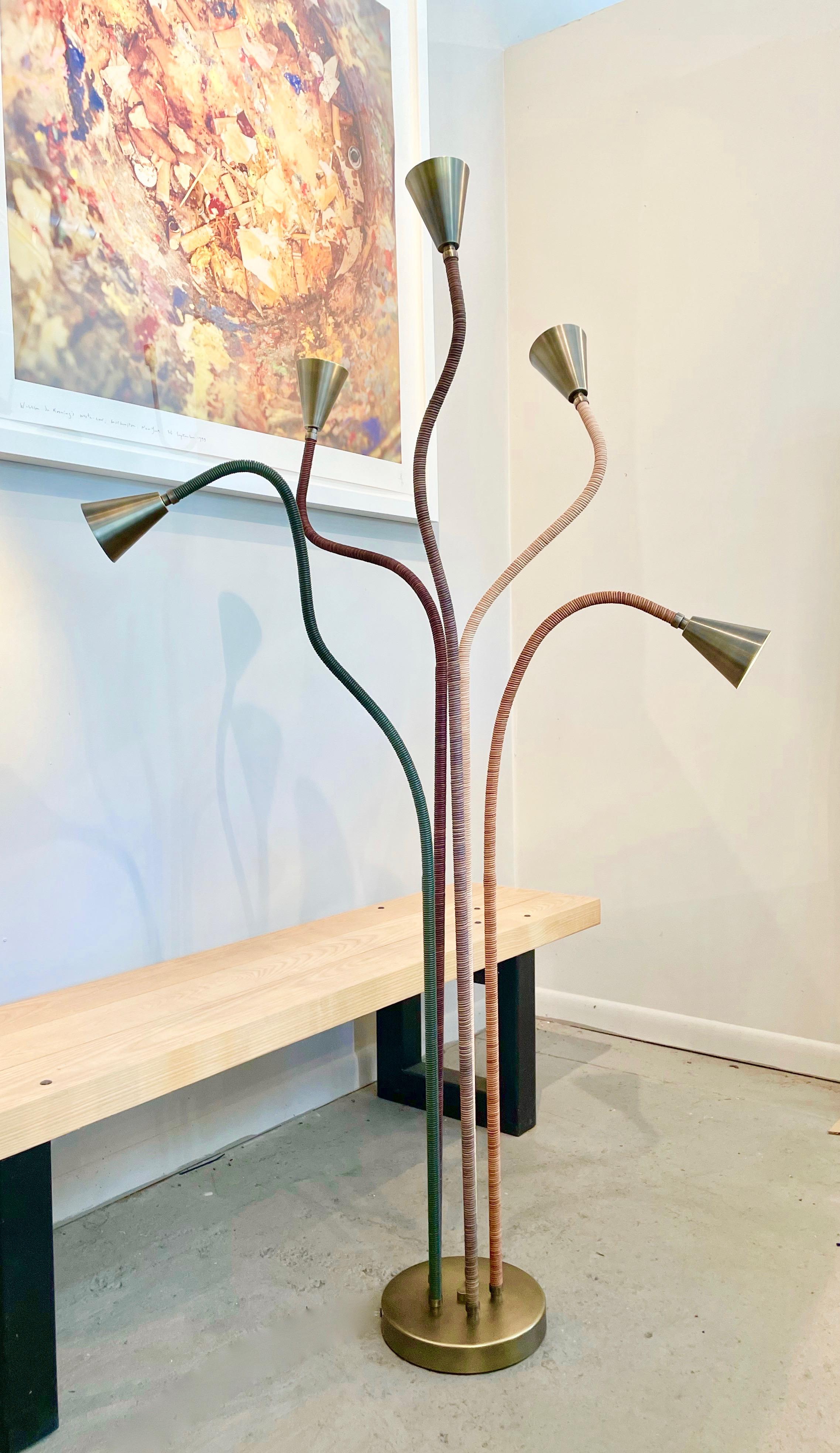 Verstellbare Stehlampe „Tree Pose“ aus Leder und Messing (Organische Moderne) im Angebot