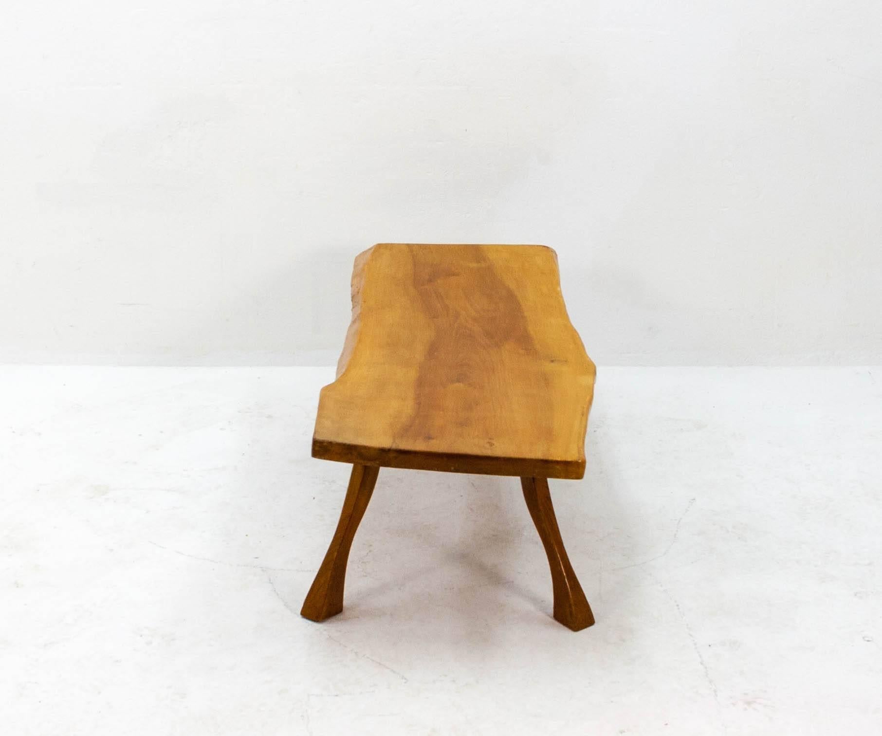 Table basse en forme de tronc d'arbre des années 1960, construction solide et finition de qualité.