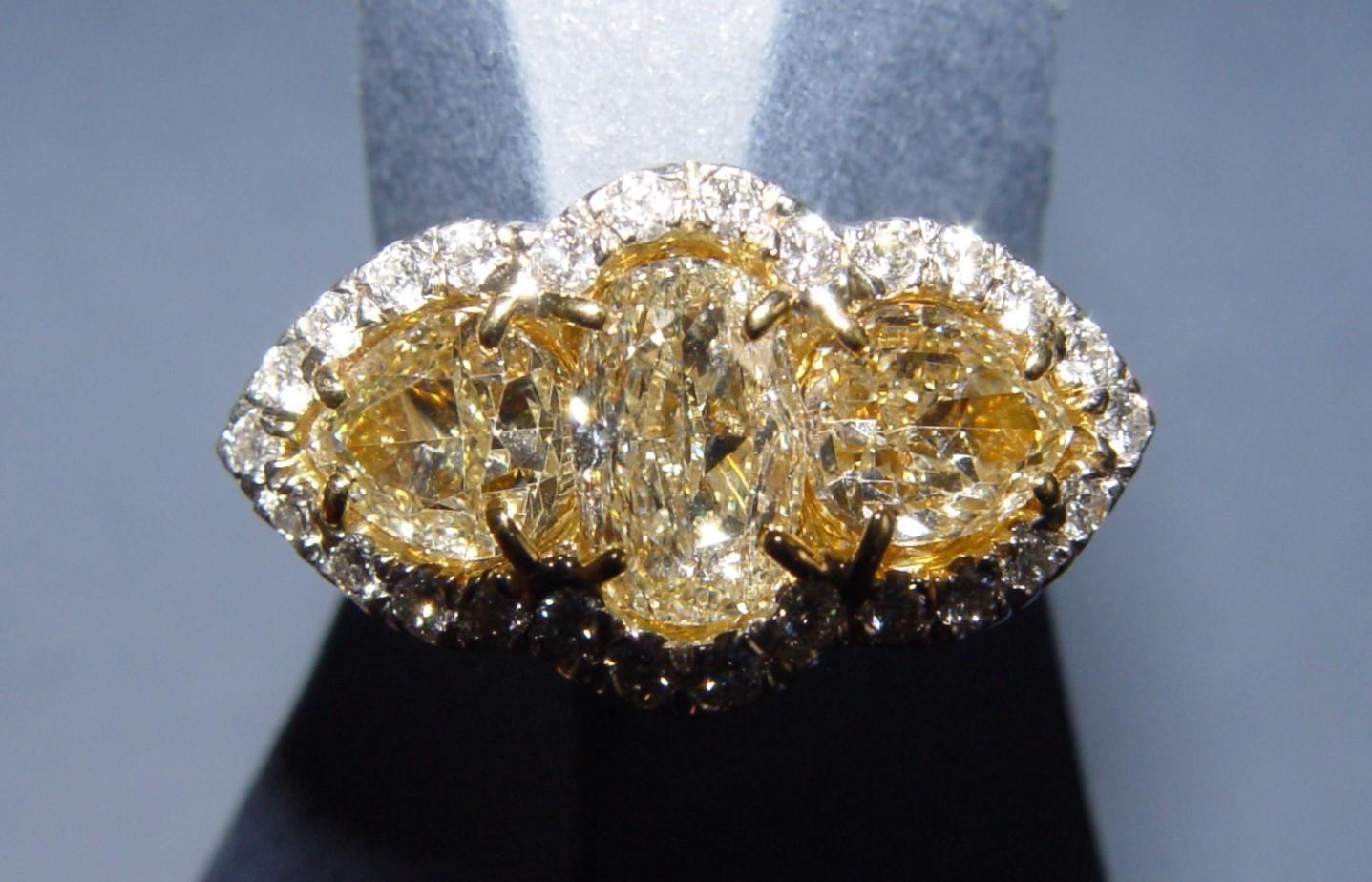 Tree stone 3.69CT Yellow & 1.10CT white diamond Engagement Ring PT/18K IGI For Sale 4