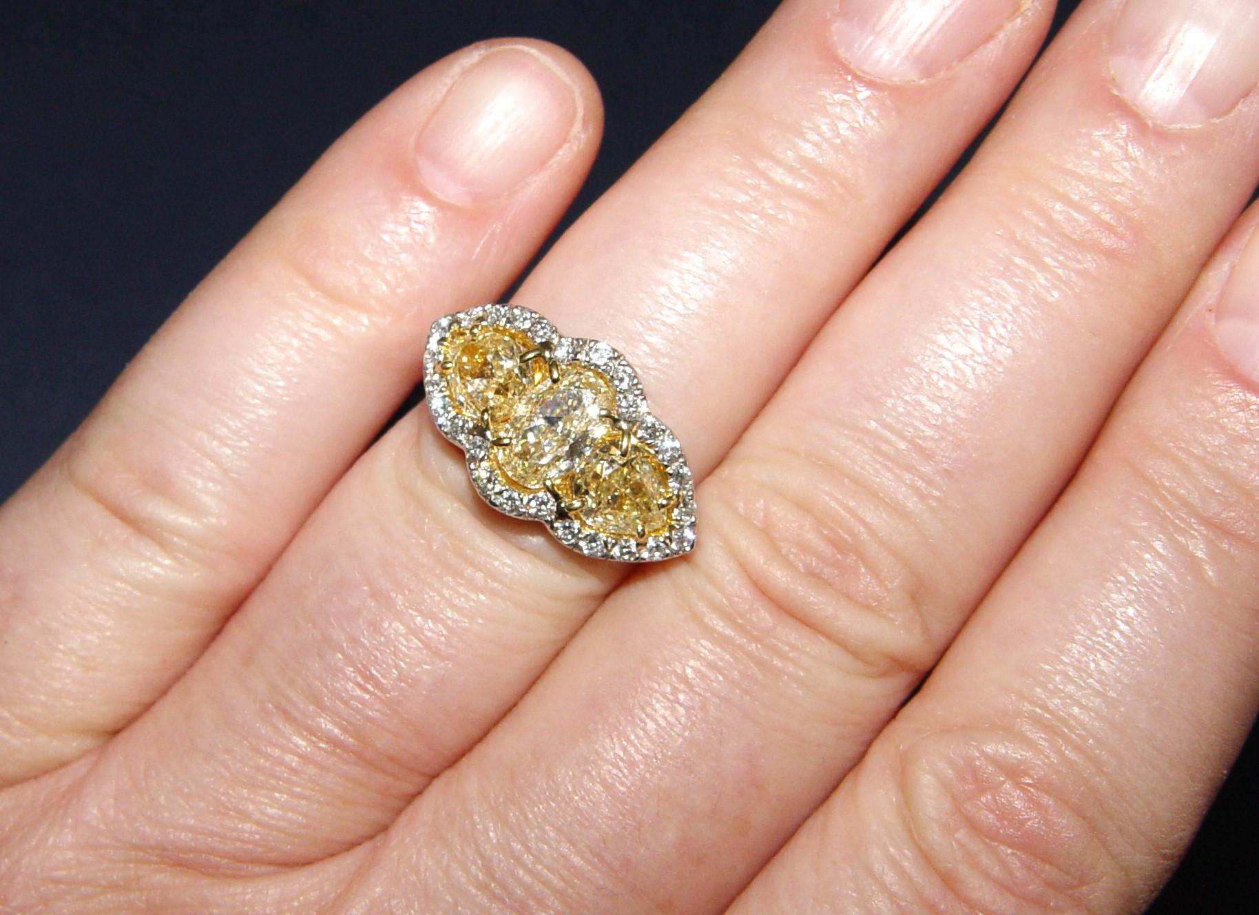 Tree stone 3.69CT Yellow & 1.10CT white diamond Engagement Ring PT/18K IGI For Sale 8