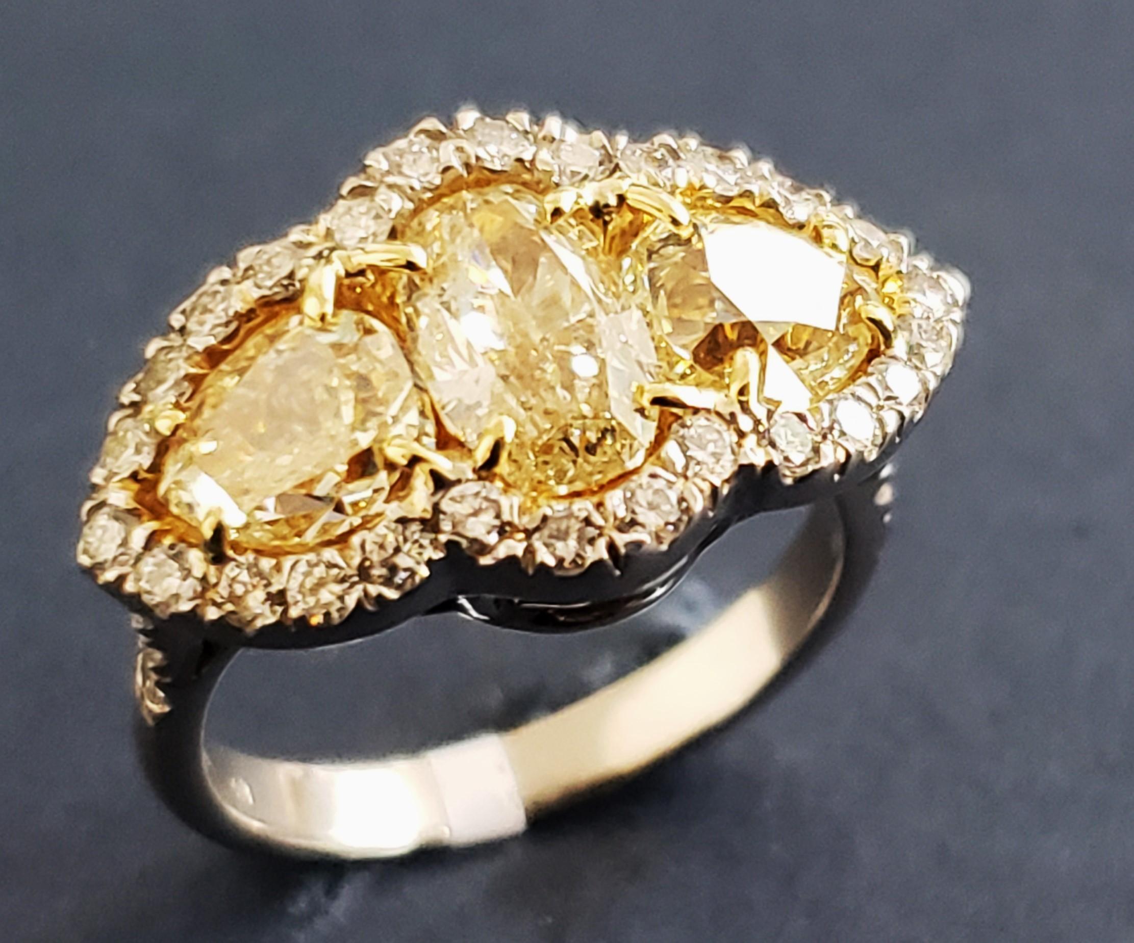 Tree stone 3.69CT Yellow & 1.10CT white diamond Engagement Ring PT/18K IGI In New Condition For Sale In Chicago, IL