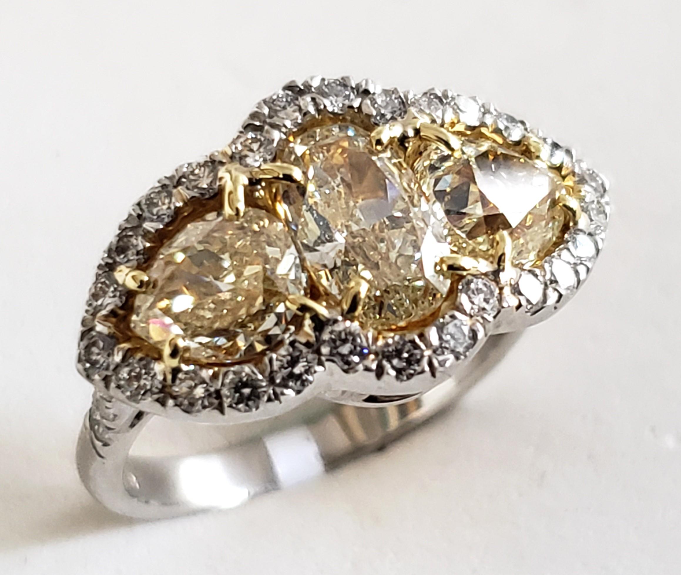 Women's or Men's Tree stone 3.69CT Yellow & 1.10CT white diamond Engagement Ring PT/18K IGI For Sale