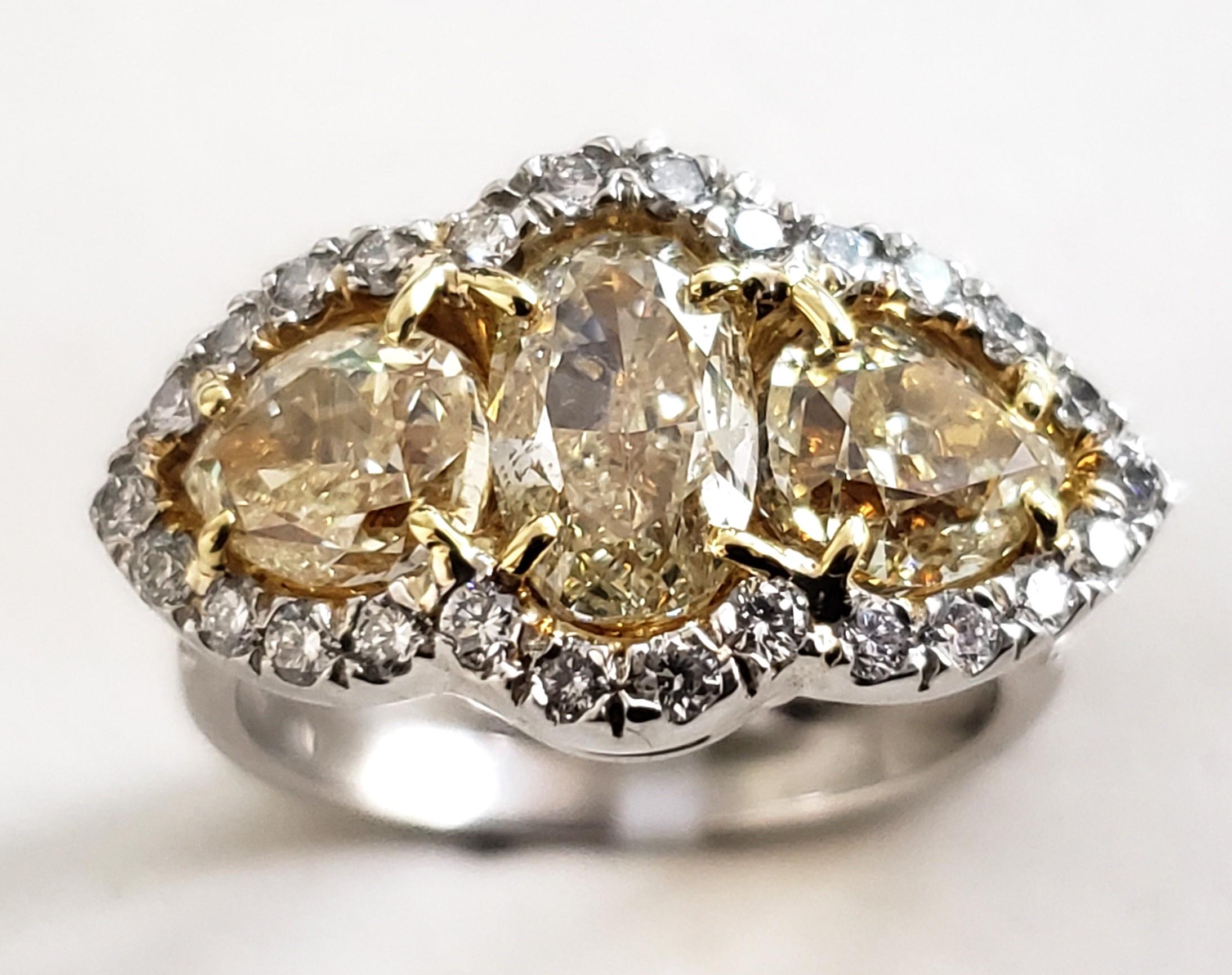 Tree stone 3.69CT Yellow & 1.10CT white diamond Engagement Ring PT/18K IGI For Sale 1