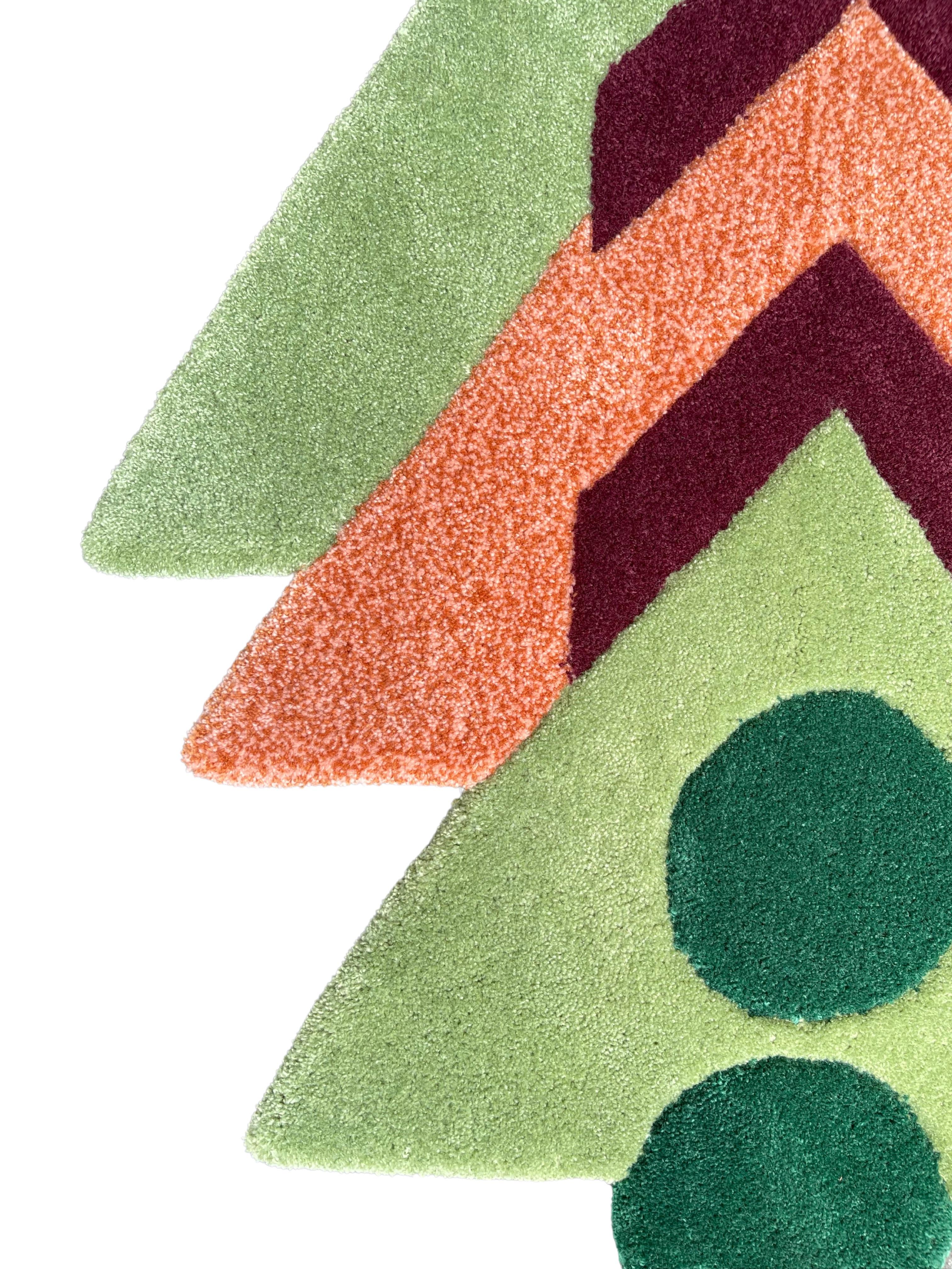 'Tree Triangle' Unregelmäßig geformter handgetufteter Wollteppich von RAG Home (21. Jahrhundert und zeitgenössisch) im Angebot