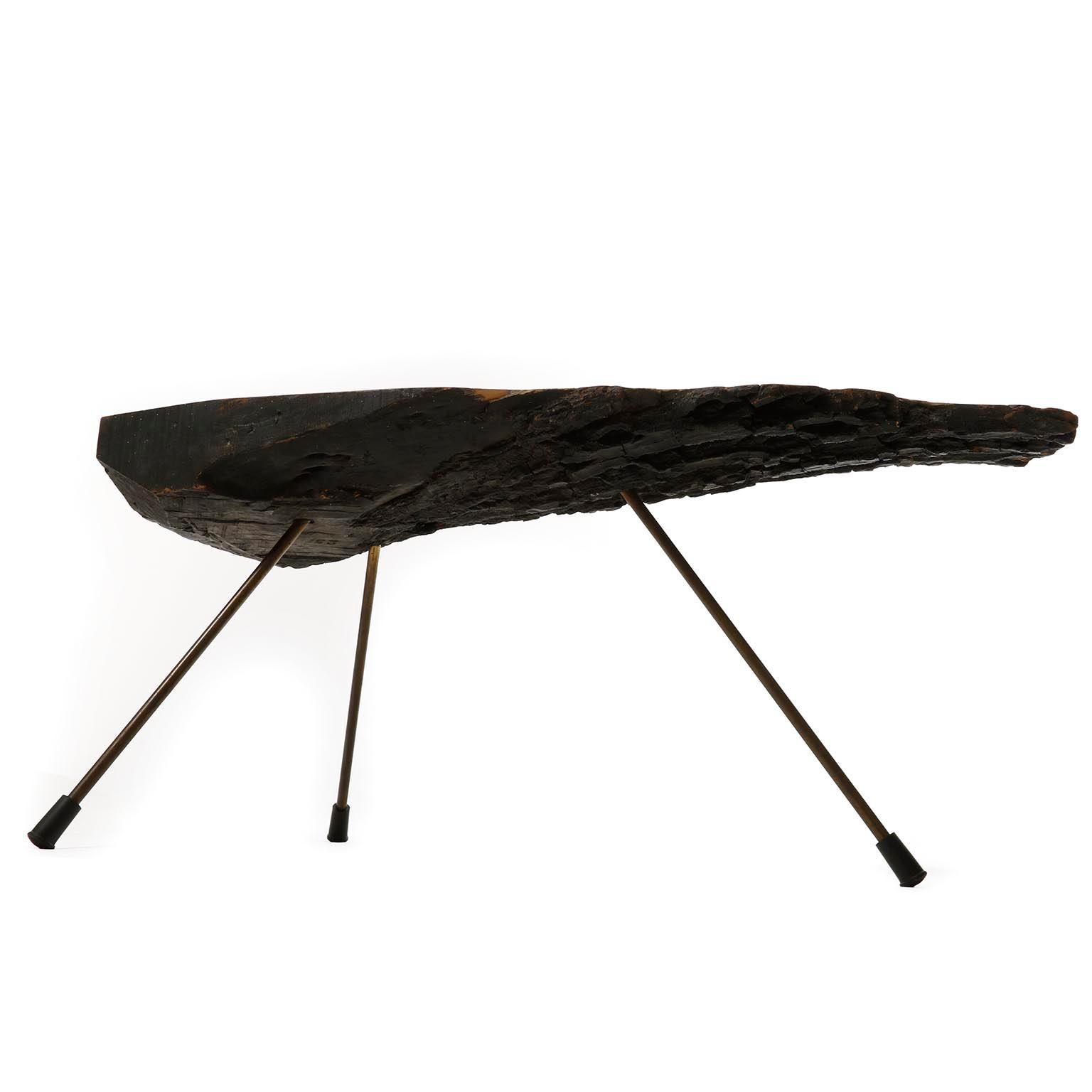 Une unique et magnifique table basse ou d'appoint fabriquée par Werkstätte Carl Auböck, Vienne, Autriche, au milieu du siècle, vers 1950.
Il est composé d'une pièce de tronc d'arbre en noyer au grain superbe et de trois pieds en laiton naturel