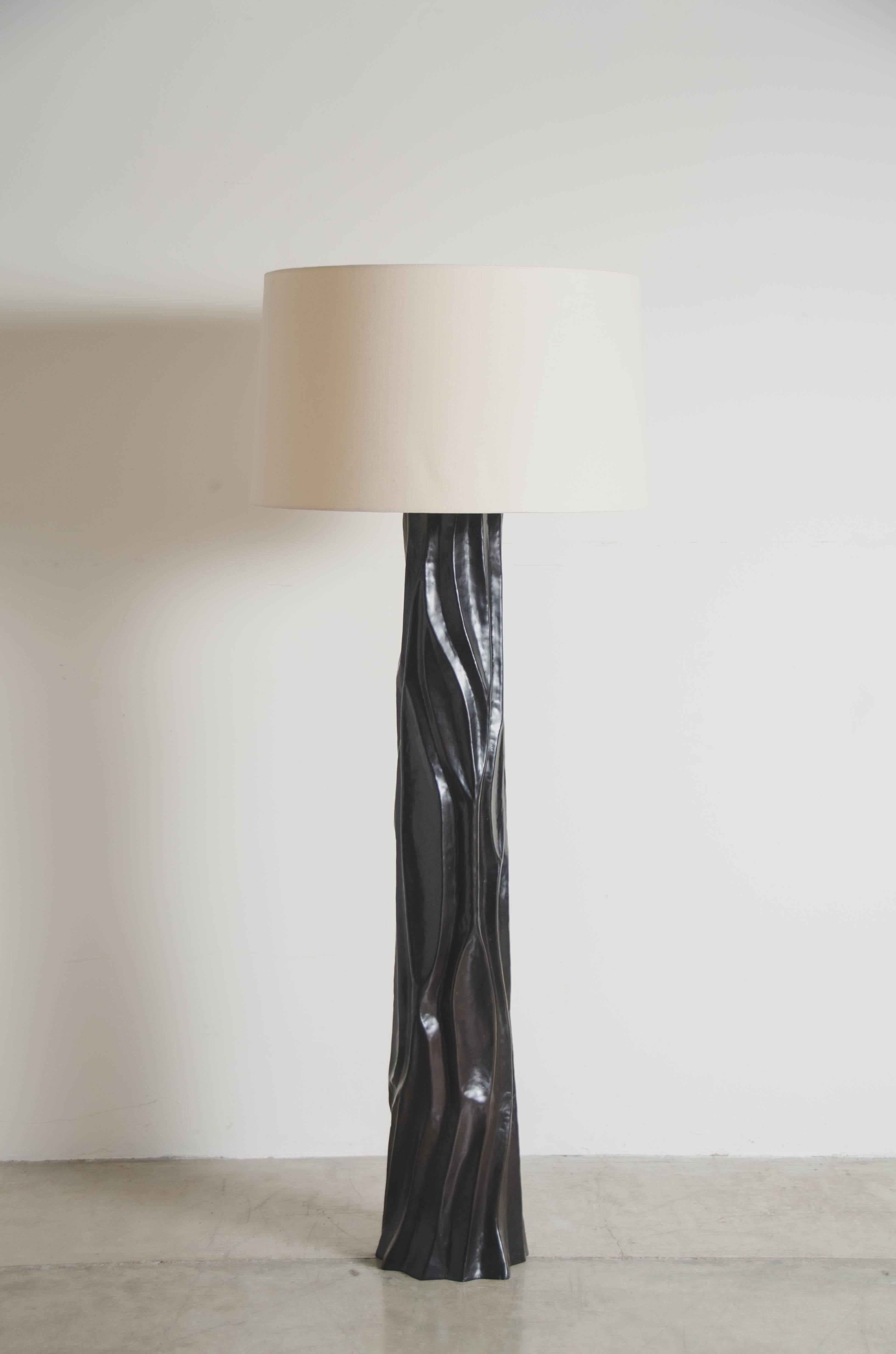 Tree trunk floor lamp
Black copper finish
Hand Repousse
Limited edition
Linen shade (24
