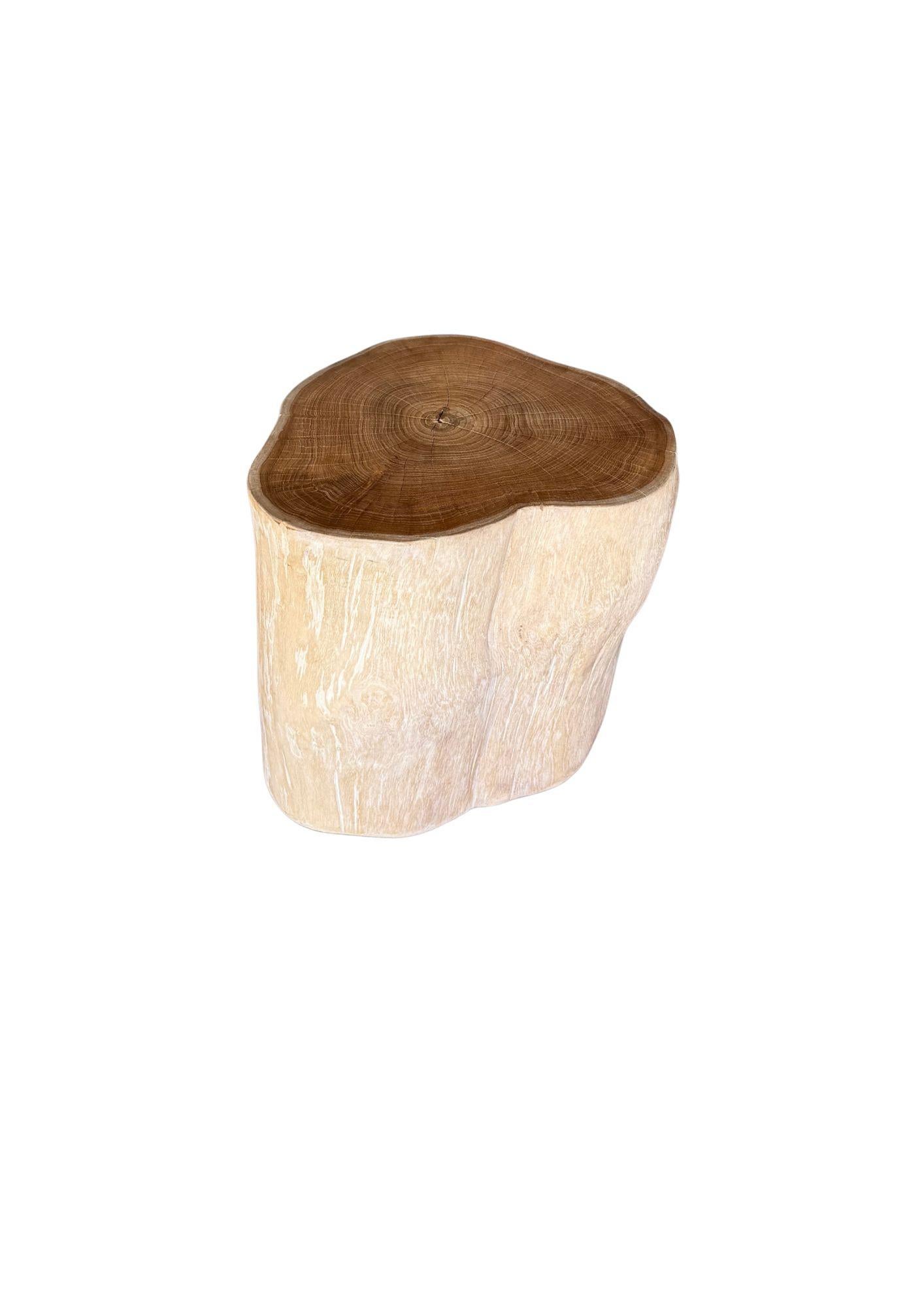 Una mesa auxiliar redonda maravillosamente orgánica. Su pigmento neutro y su sutil textura de madera lo hacen perfecto para cualquier espacio. Esta mesa se fabricó a partir de un tronco macizo de madera de teca. Para conseguir su pigmento, la madera