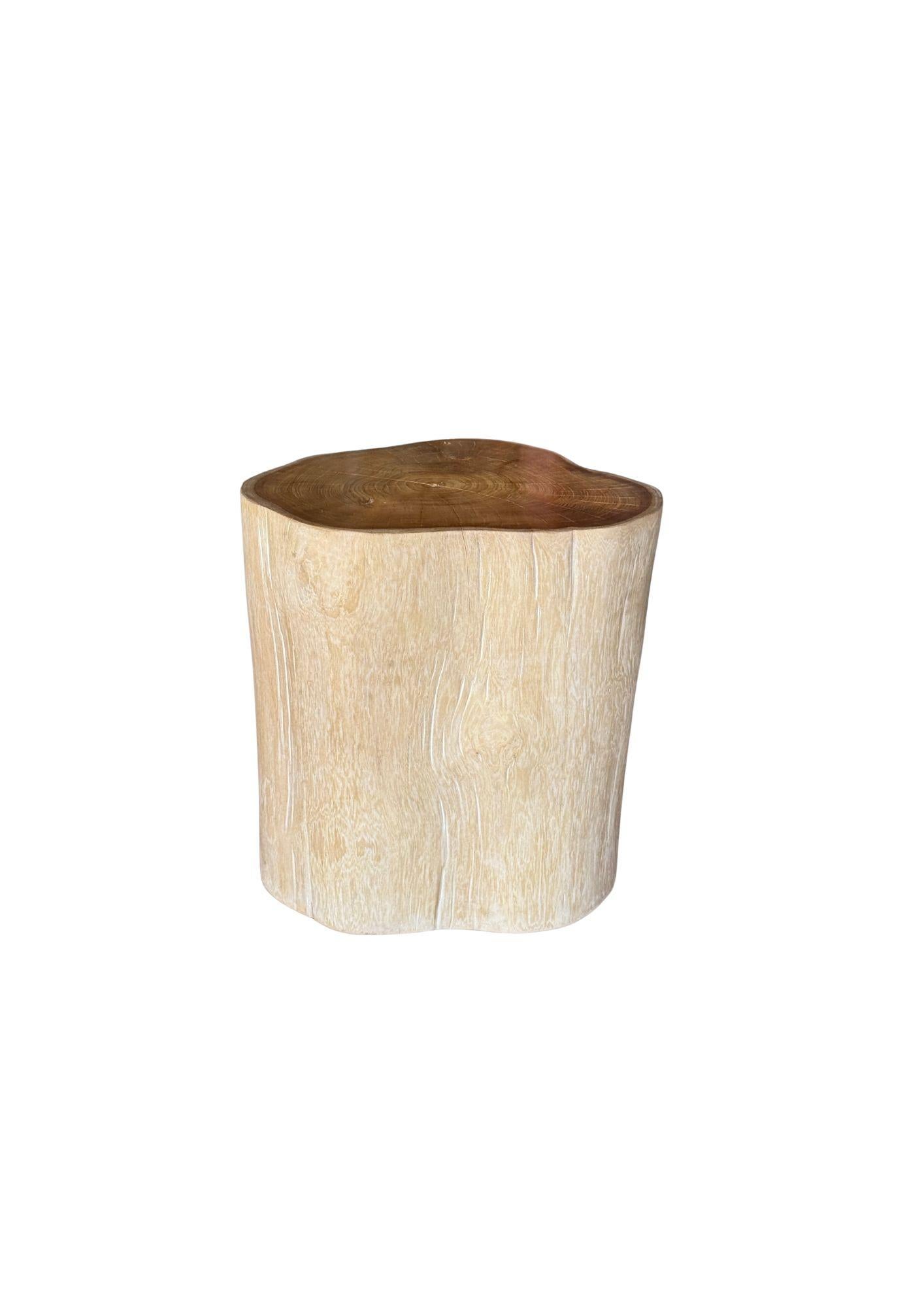 Mesa auxiliar tronco de árbol Madera maciza de teca acabado blanqueado Moderno Orgánico Moderno orgánico en venta