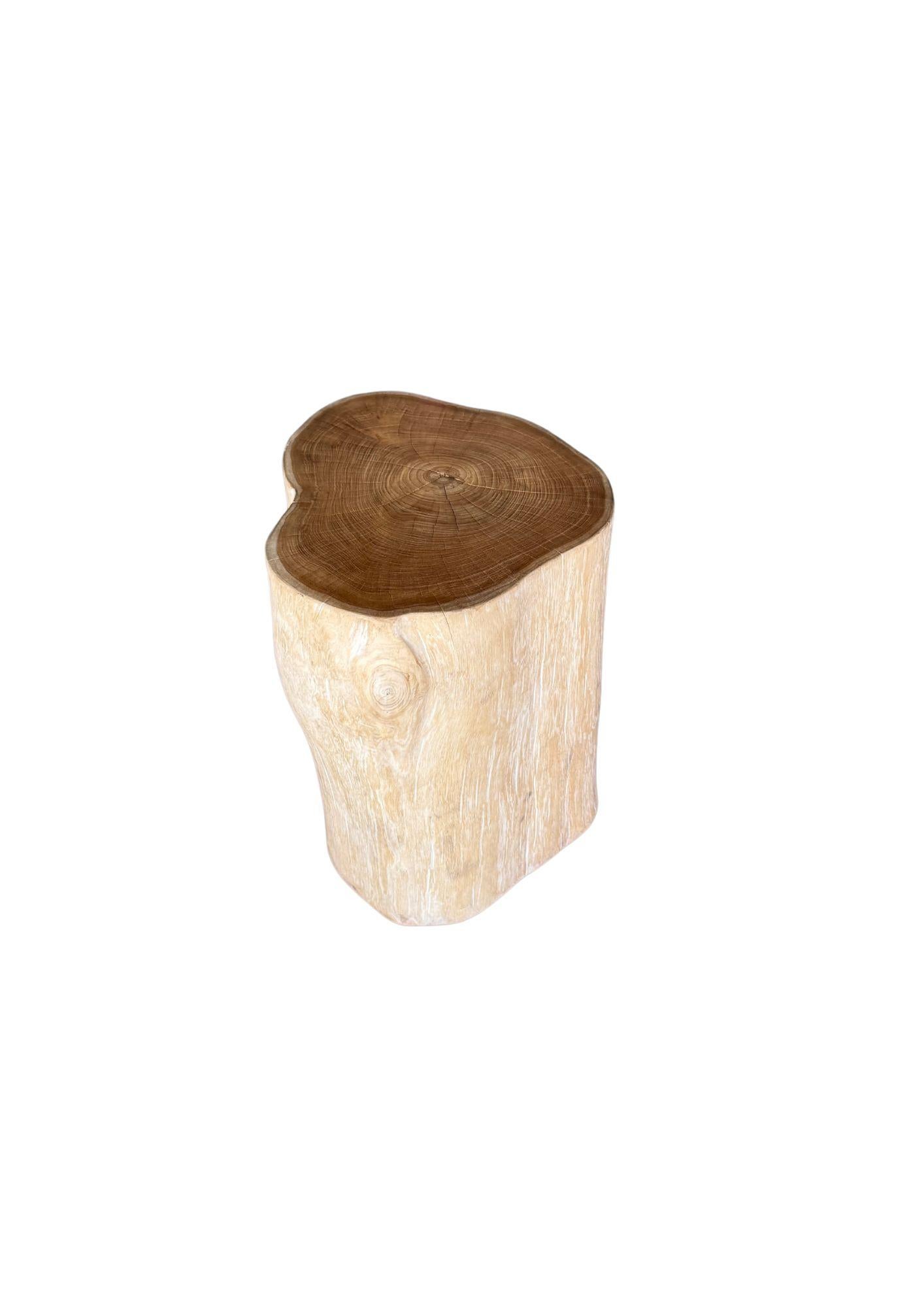 Mesa auxiliar tronco de árbol Madera maciza de teca acabado blanqueado Moderno Orgánico Indonesio en venta