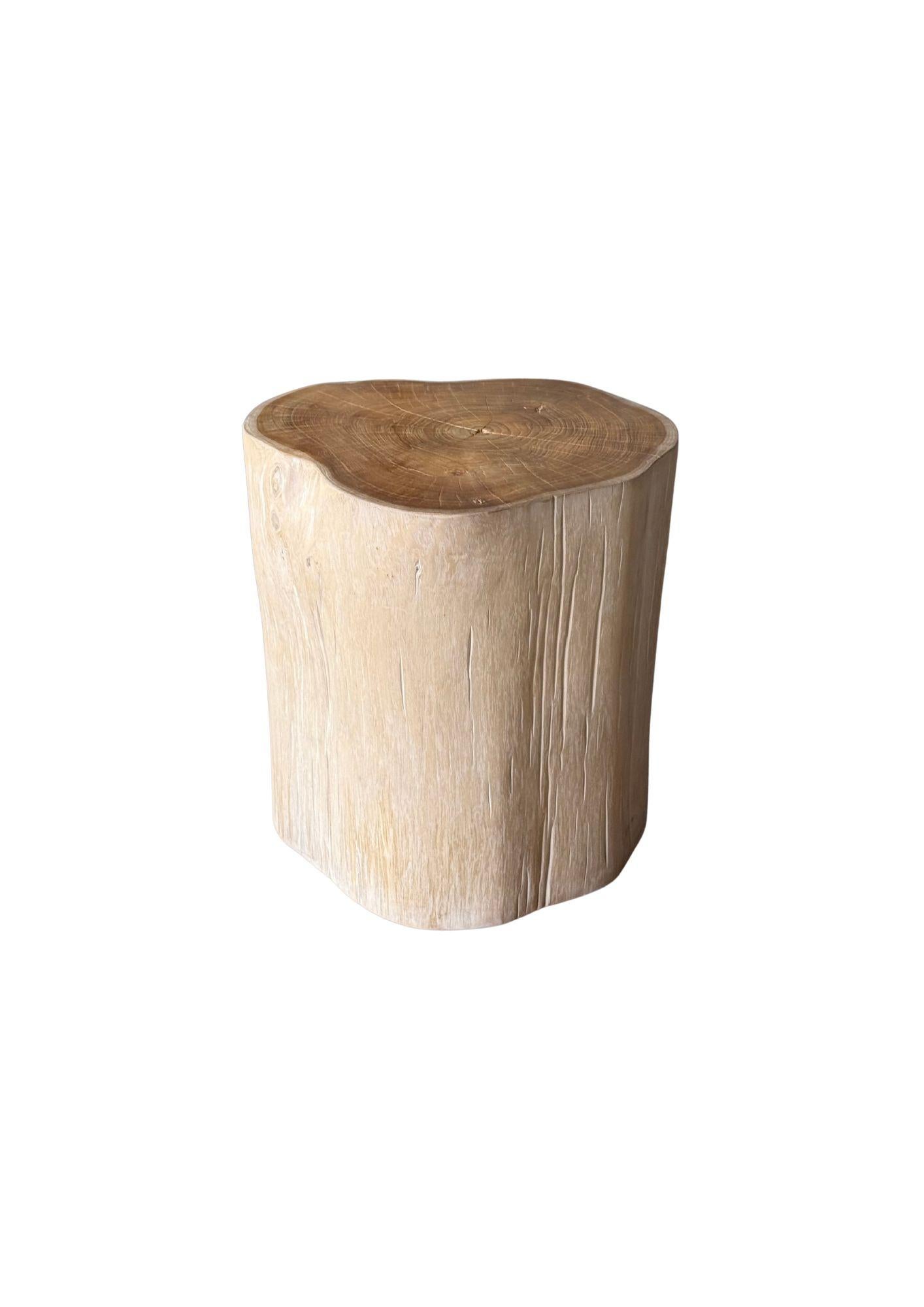 Mesa auxiliar tronco de árbol Madera maciza de teca acabado blanqueado Moderno Orgánico Indonesio en venta