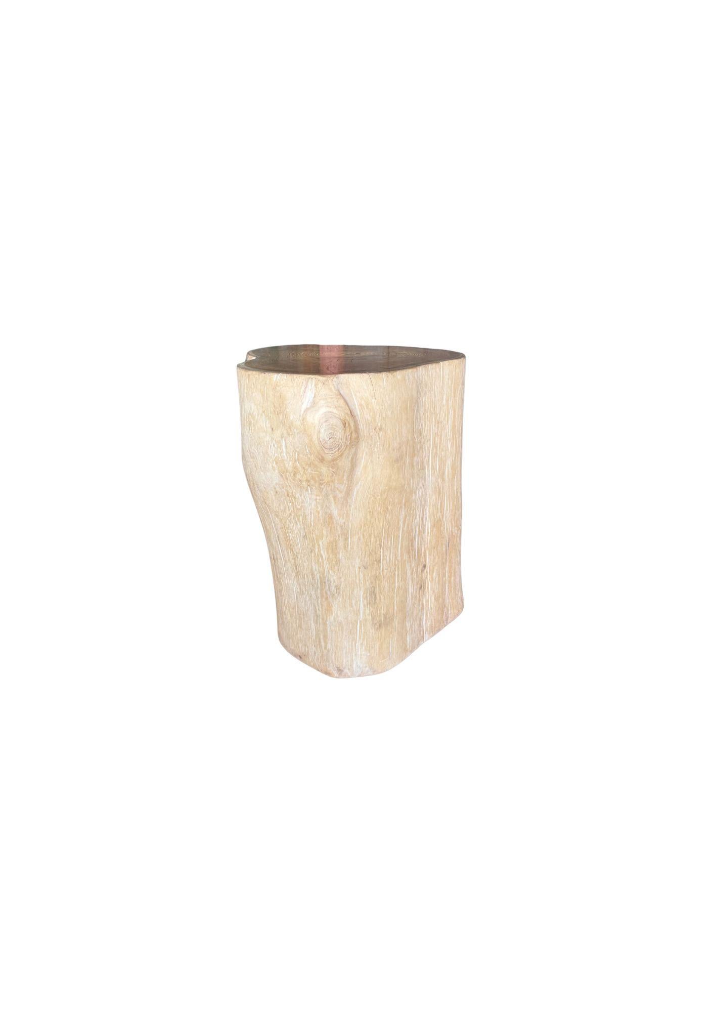 Mesa auxiliar tronco de árbol Madera maciza de teca acabado blanqueado Moderno Orgánico Hecho a mano en venta