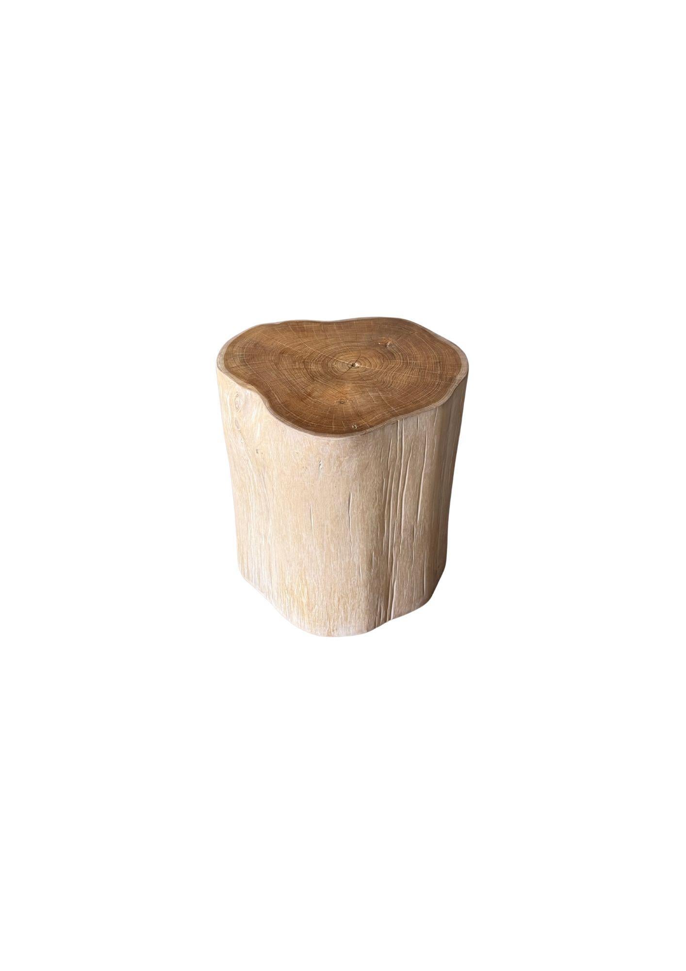 Mesa auxiliar tronco de árbol Madera maciza de teca acabado blanqueado Moderno Orgánico Hecho a mano en venta