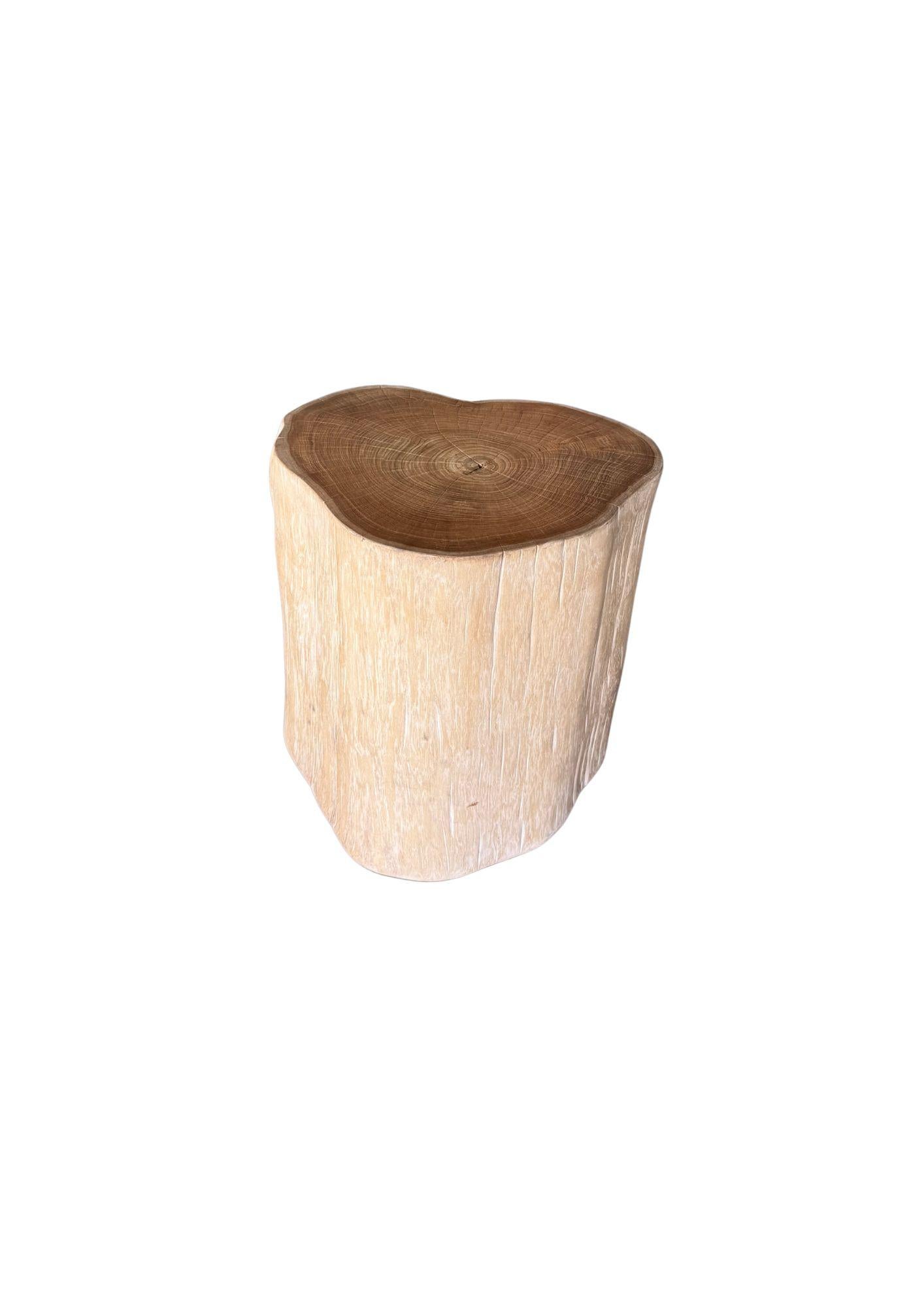 Mesa auxiliar tronco de árbol Madera maciza de teca acabado blanqueado Moderno Orgánico en Bueno estado para la venta en Jimbaran, Bali