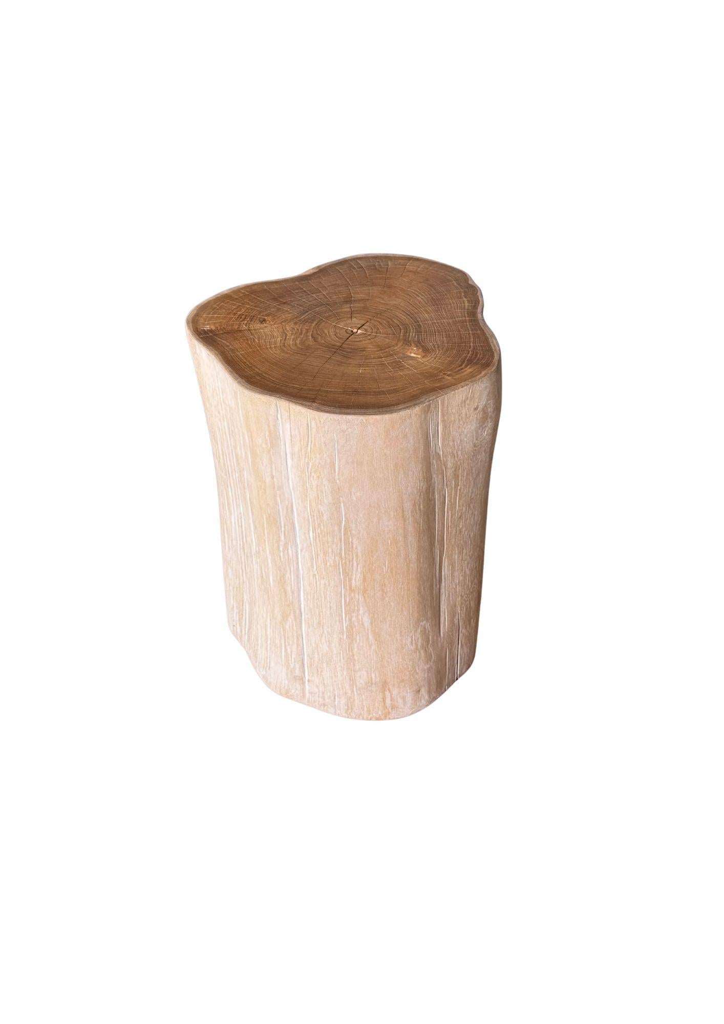 Mesa auxiliar tronco de árbol Madera maciza de teca acabado blanqueado Moderno Orgánico en Bueno estado para la venta en Jimbaran, Bali