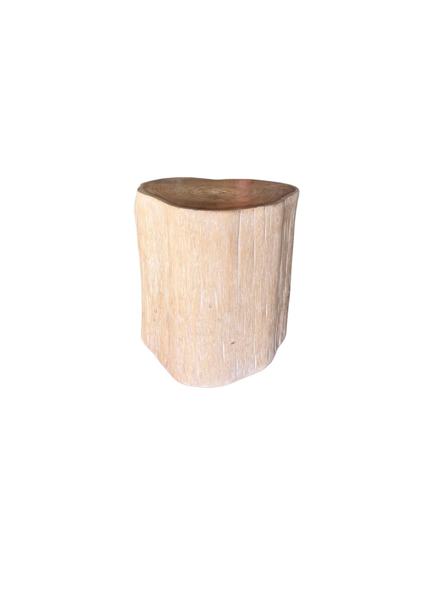 Mesa auxiliar tronco de árbol Madera maciza de teca acabado blanqueado Moderno Orgánico Siglo XXI y contemporáneo en venta