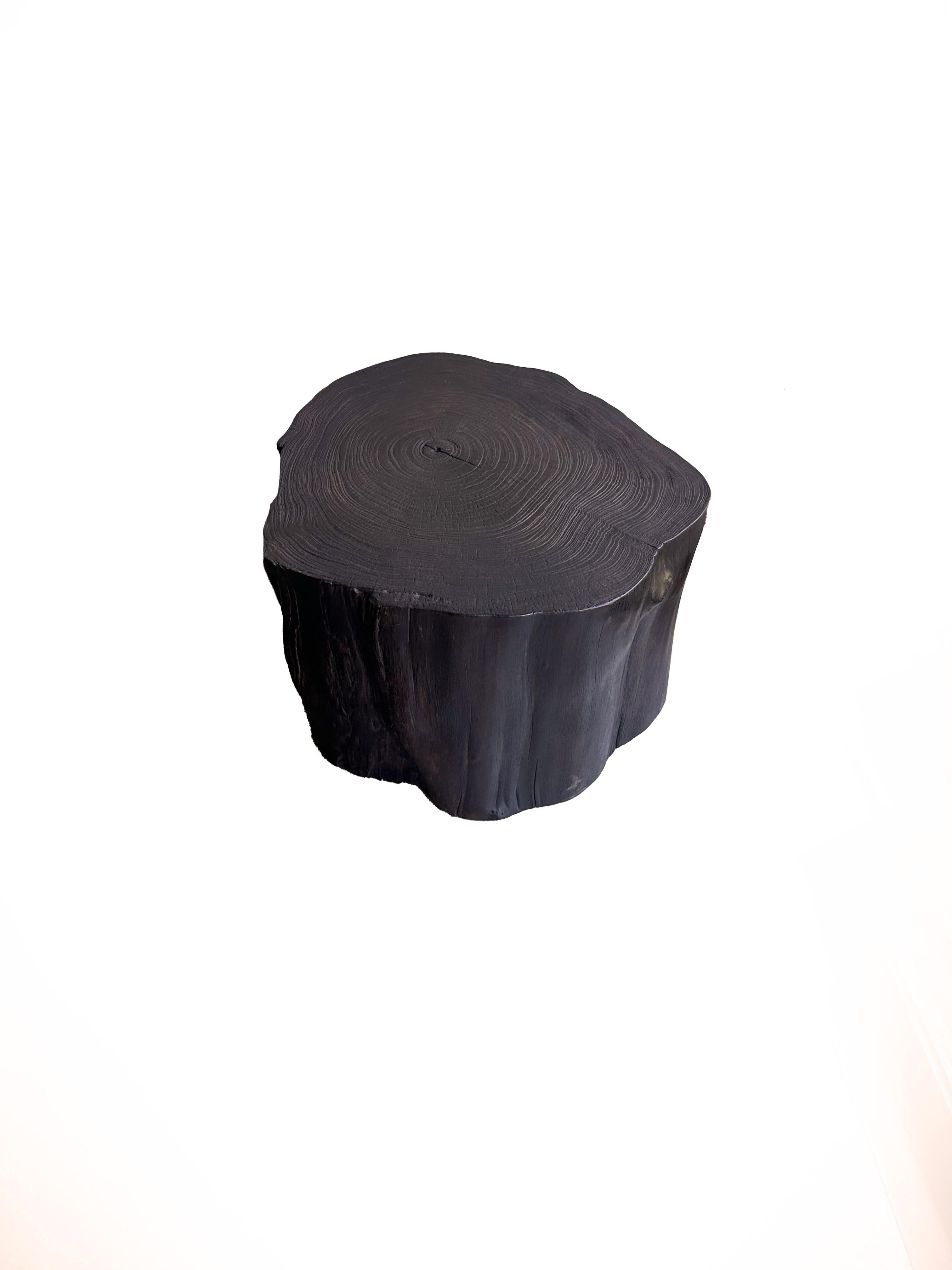 Organique Table d'appoint tronc d'arbre teck massif finition naturelle, organique et moderne en vente