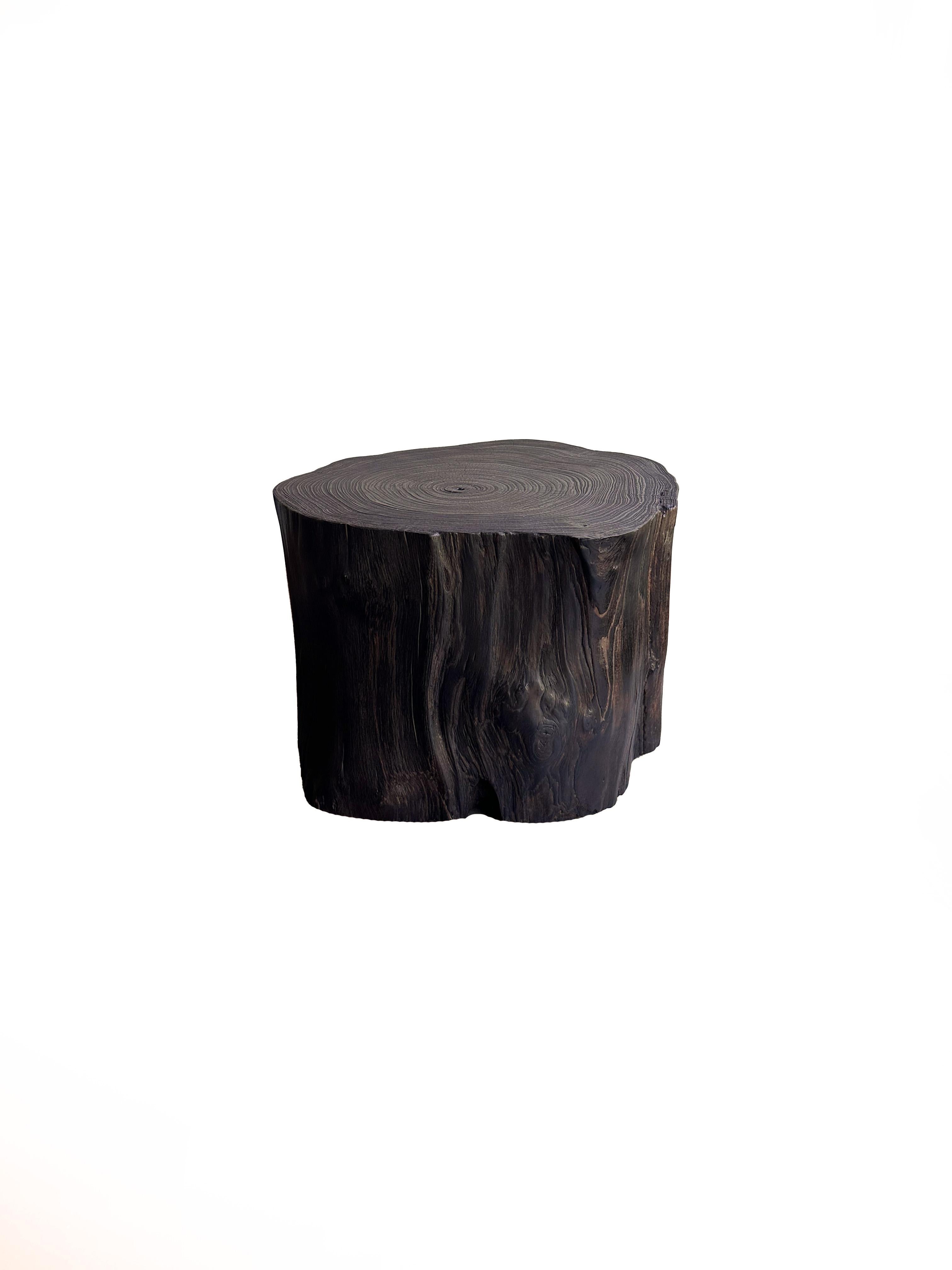 Indonésien Table d'appoint tronc d'arbre teck massif finition naturelle, organique et moderne en vente