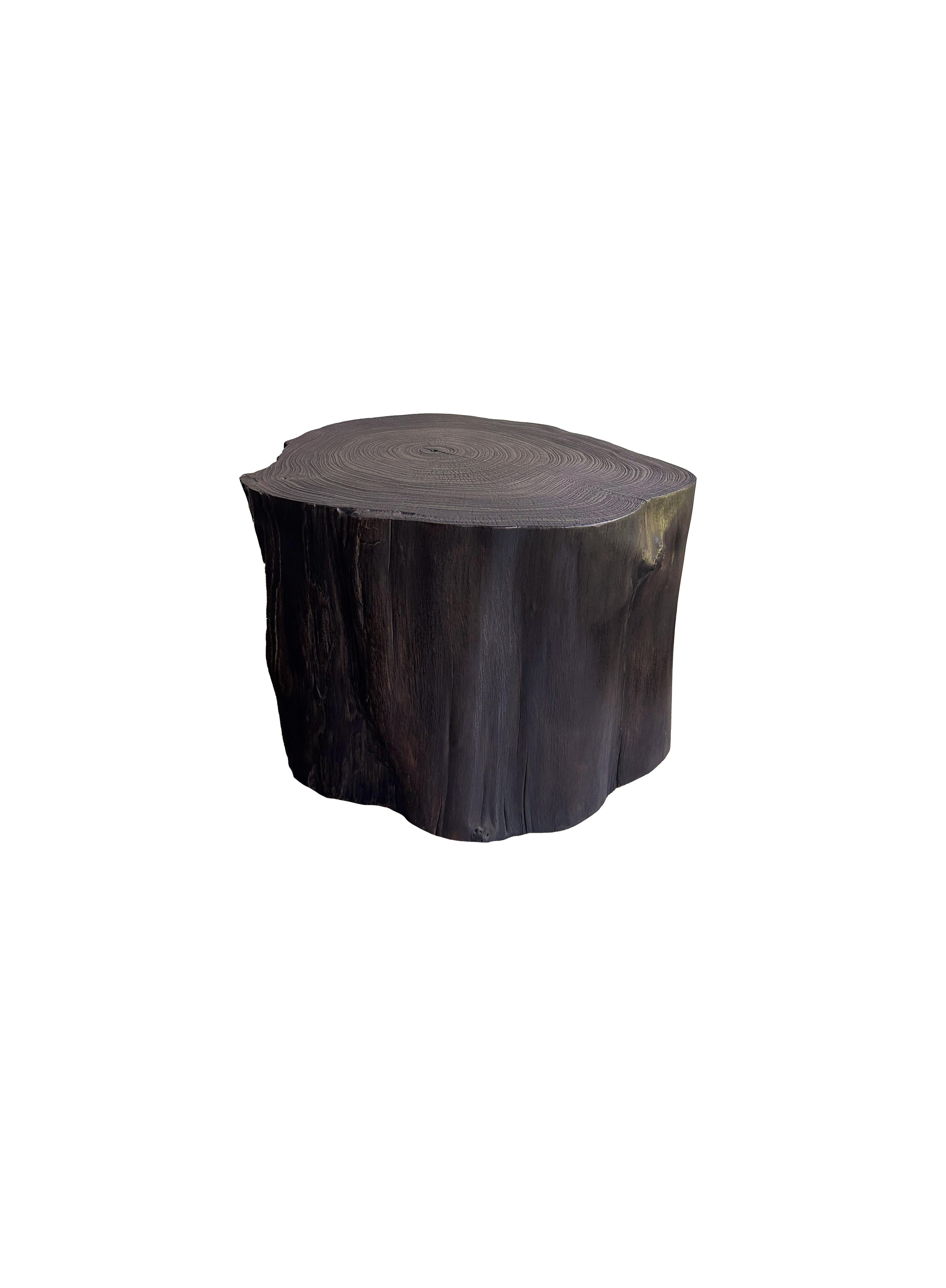 Fait main Table d'appoint tronc d'arbre teck massif finition naturelle, organique et moderne en vente