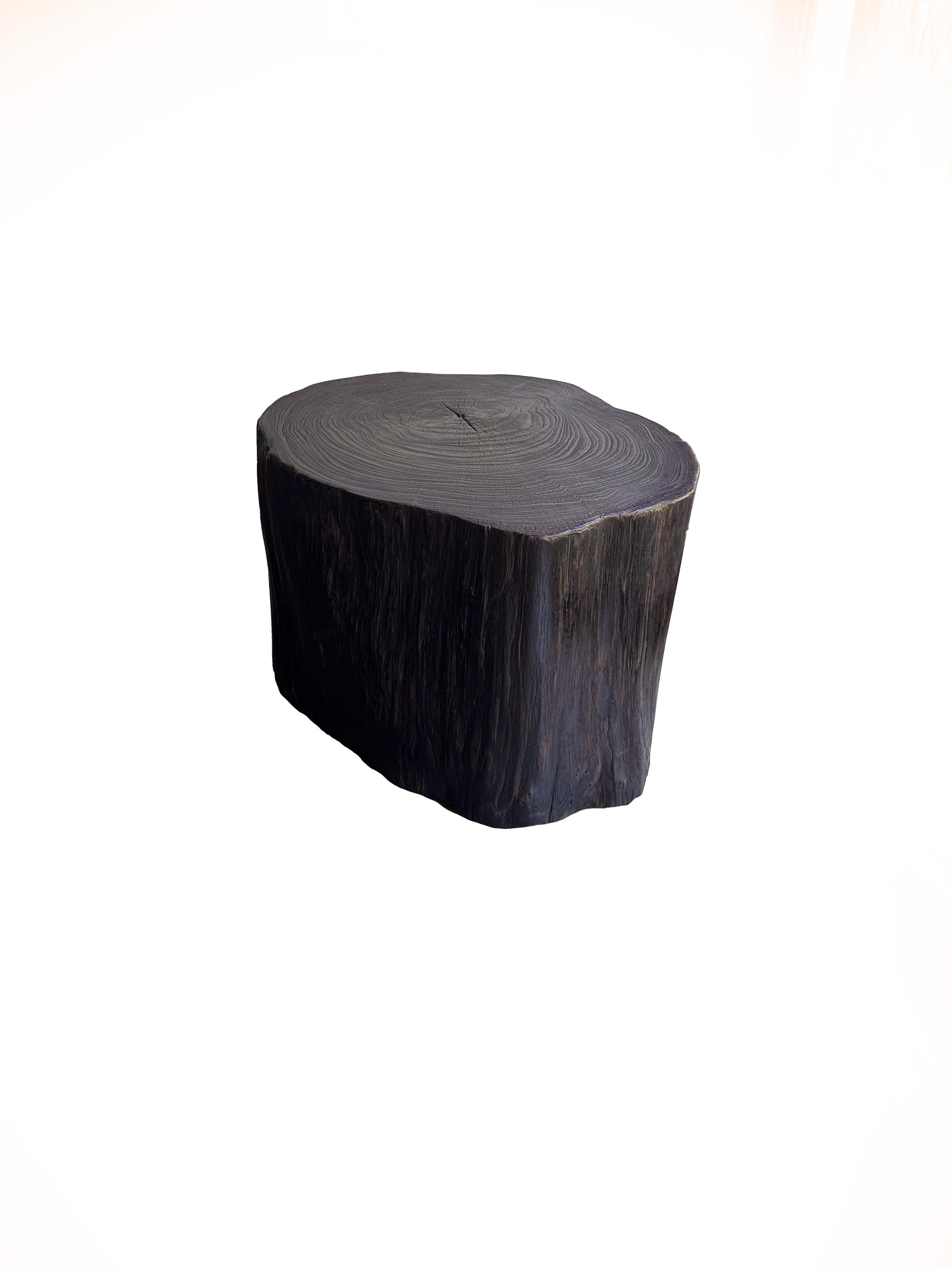 Tree Trunk Side Table Solid Teak Wood Natural Finish Modern Organic In Good Condition For Sale In Jimbaran, Bali