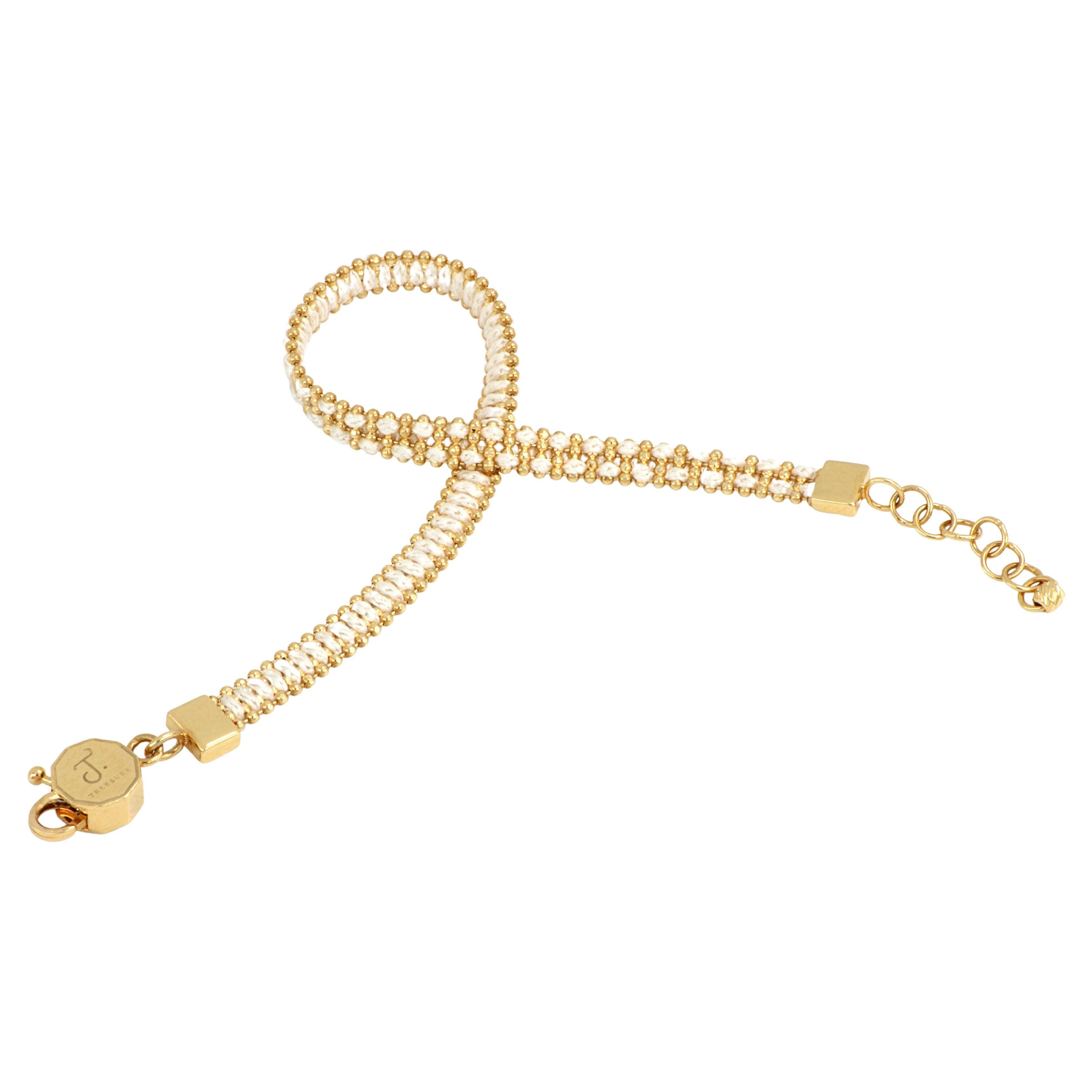 Fabriquées en Italie, les créations de Treesure sont une combinaison unique de la préciosité de l'or et de la sinuosité du plus fin des fils. 
Ce bijou exclusif est réalisé avec de l'or 18 carats et la seule soie qui est produite entièrement en