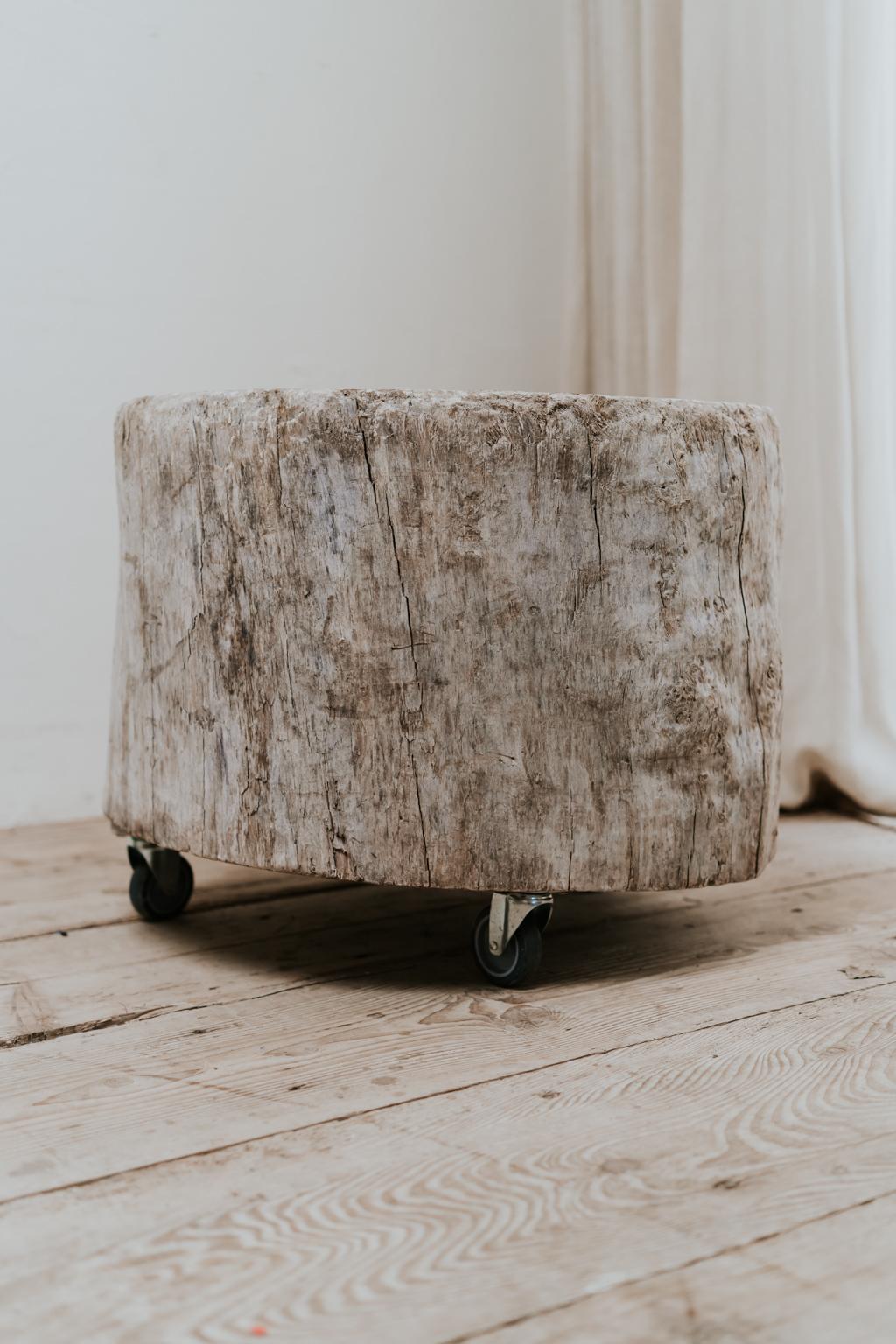 Love these treetrunk tables, showing here a big one, but more available,
we have put these stumps on wheels so very easy to move in your interior,
dimensions of this very big one 54 cm high x 70 cm diameter.