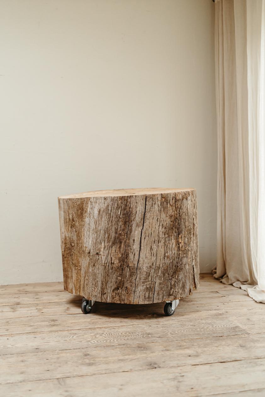Wir haben diesen einzigartigen Tisch in unserer Werkstatt aus trockenem, antikem Ulmenholz gefertigt,
Ich habe einen Baumstammtisch daraus gemacht und ihn auf Räder gestellt, ein Unikat.
