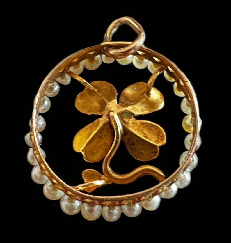 Trefle-Anhänger Lucky Charm Vierblatt Kleeblatt 18 Karat Gelbgold Art Nouveau (Art nouveau) im Angebot