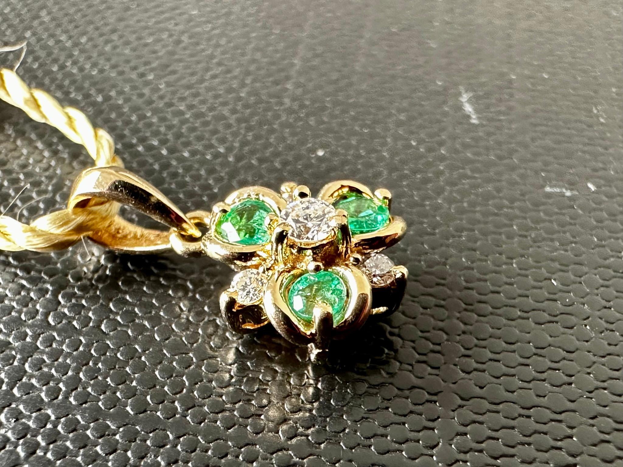 Trefoil 14kt Yellow Gold Pendant with Diamonds and Emeralds In Good Condition For Sale In Esch-Sur-Alzette, LU
