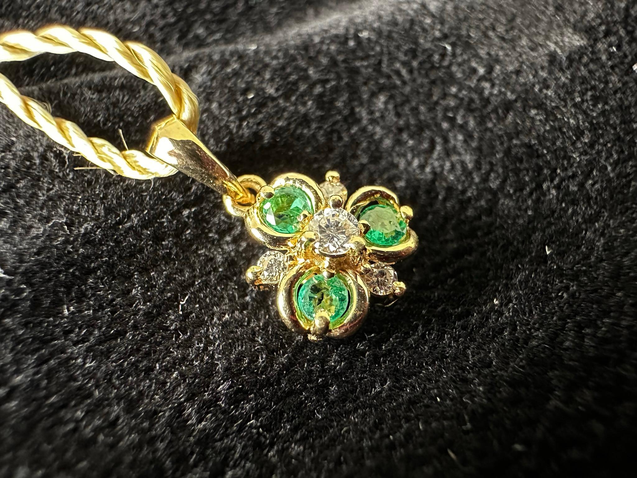 Trefoil 14kt Yellow Gold Pendant with Diamonds and Emeralds For Sale 1