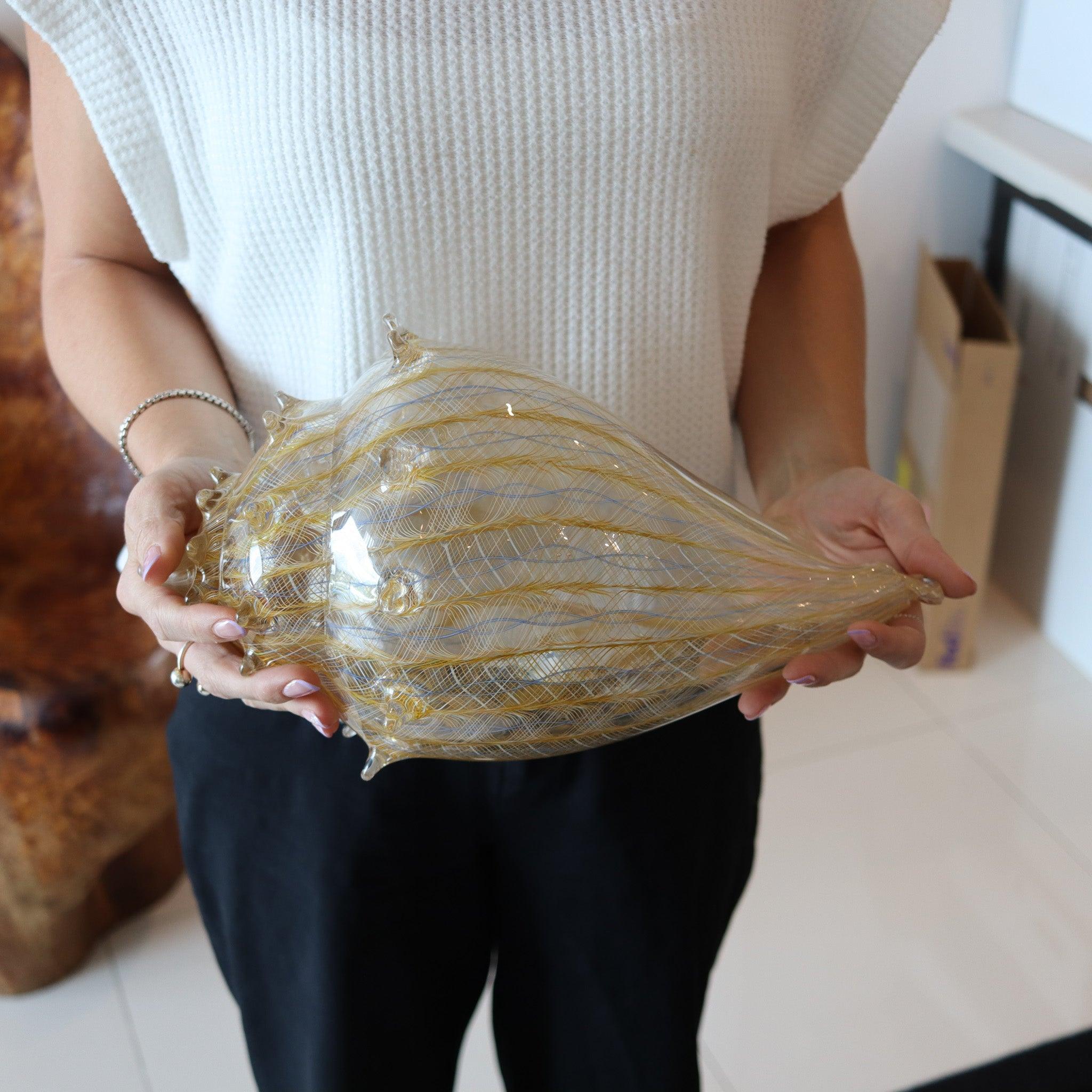 Una scultura in vetro artistico di una conchiglia oversize disegnata da Treg & Candace.

Si tratta di una favolosa scultura in vetro artistico di grandi dimensioni raffigurante una conchiglia che ci ricorda la spiaggia. Questo splendido pezzo è
