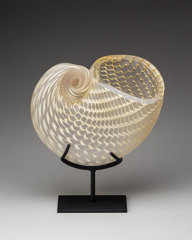 « Nautilus dorée », une sculpture élégante et complexe en verre de coquillage de Nautilus