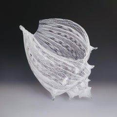 „XL Latticino Conch“ ist eine mundgeblasene klare und weiße Muschelschale aus klarem und weißem Glas. 