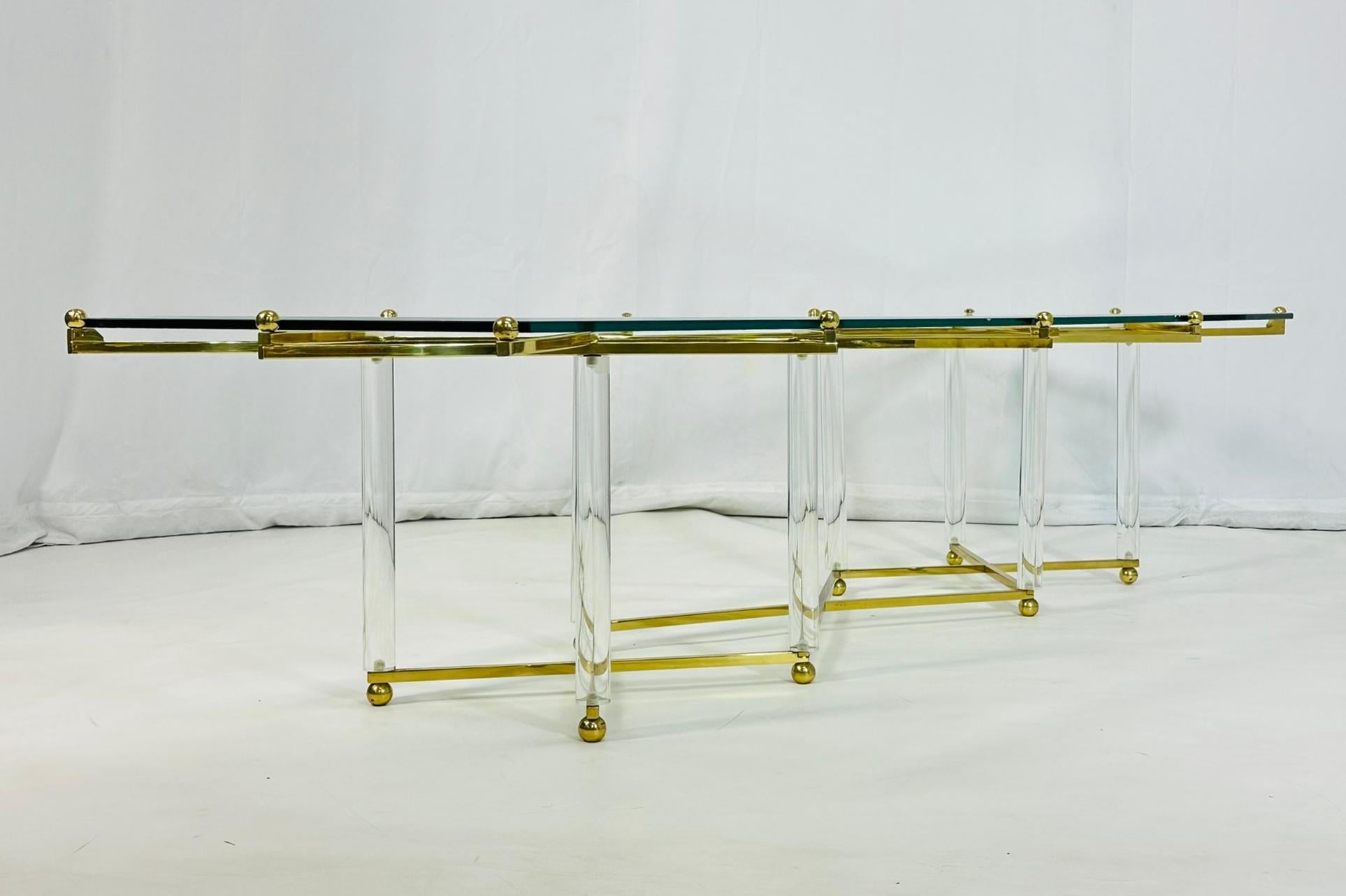 Cette étonnante table basse en laiton et en lucite de Hollis Jones est sans doute sa création la plus exquise. 
Connu pour ses innovations dans l'utilisation de la Lucite et du métal, Eleg Jones est passé maître dans l'art d'allier élégance et