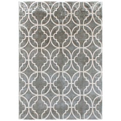 TREILLAGE Handgeknüpfter moderner geometrischer Seidenteppich in Taupe von Hand