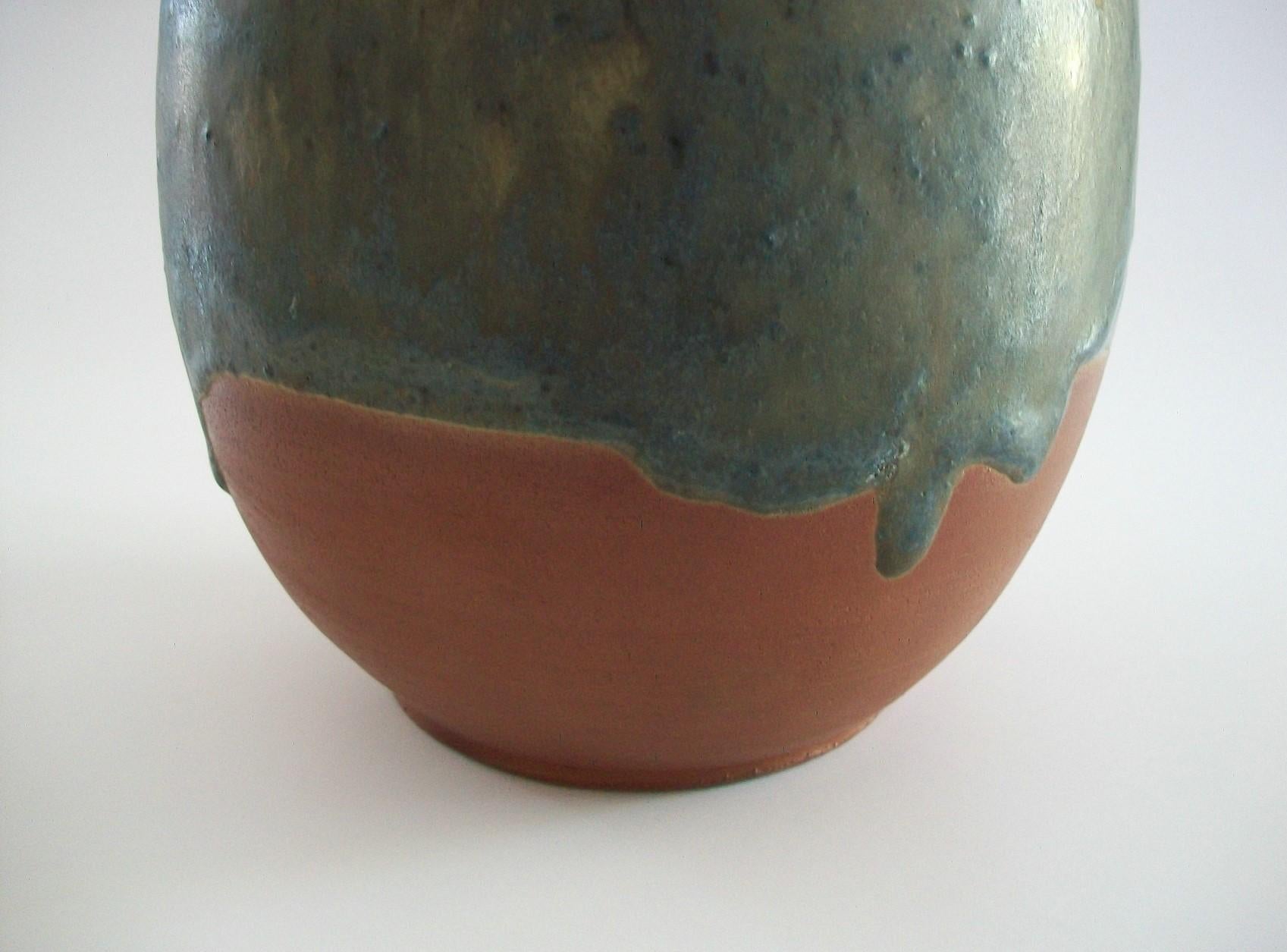 Treimane Art Pottery - Midcentury Studio Pottery Vase - Canada - circa 1960s For Sale 5