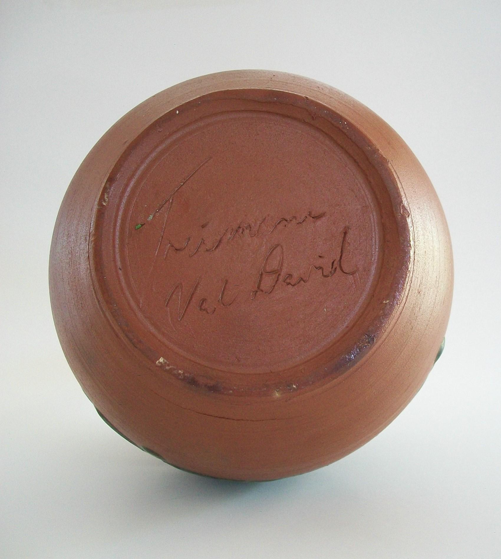 Treimane Art Pottery - Midcentury Studio Pottery Vase - Canada - circa 1960s For Sale 7