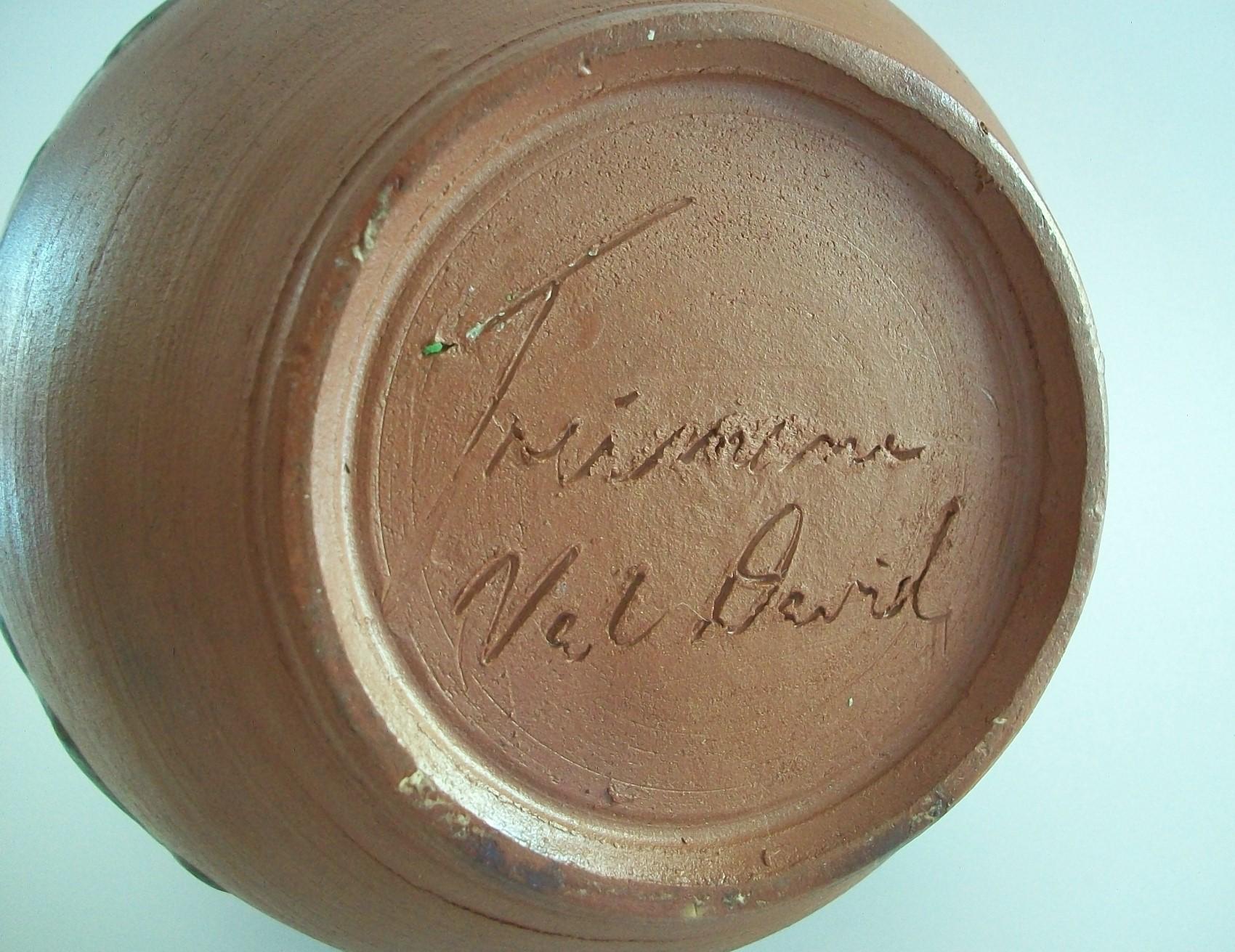 Treimane Art Pottery - Midcentury Studio Pottery Vase - Canada - circa 1960s For Sale 8