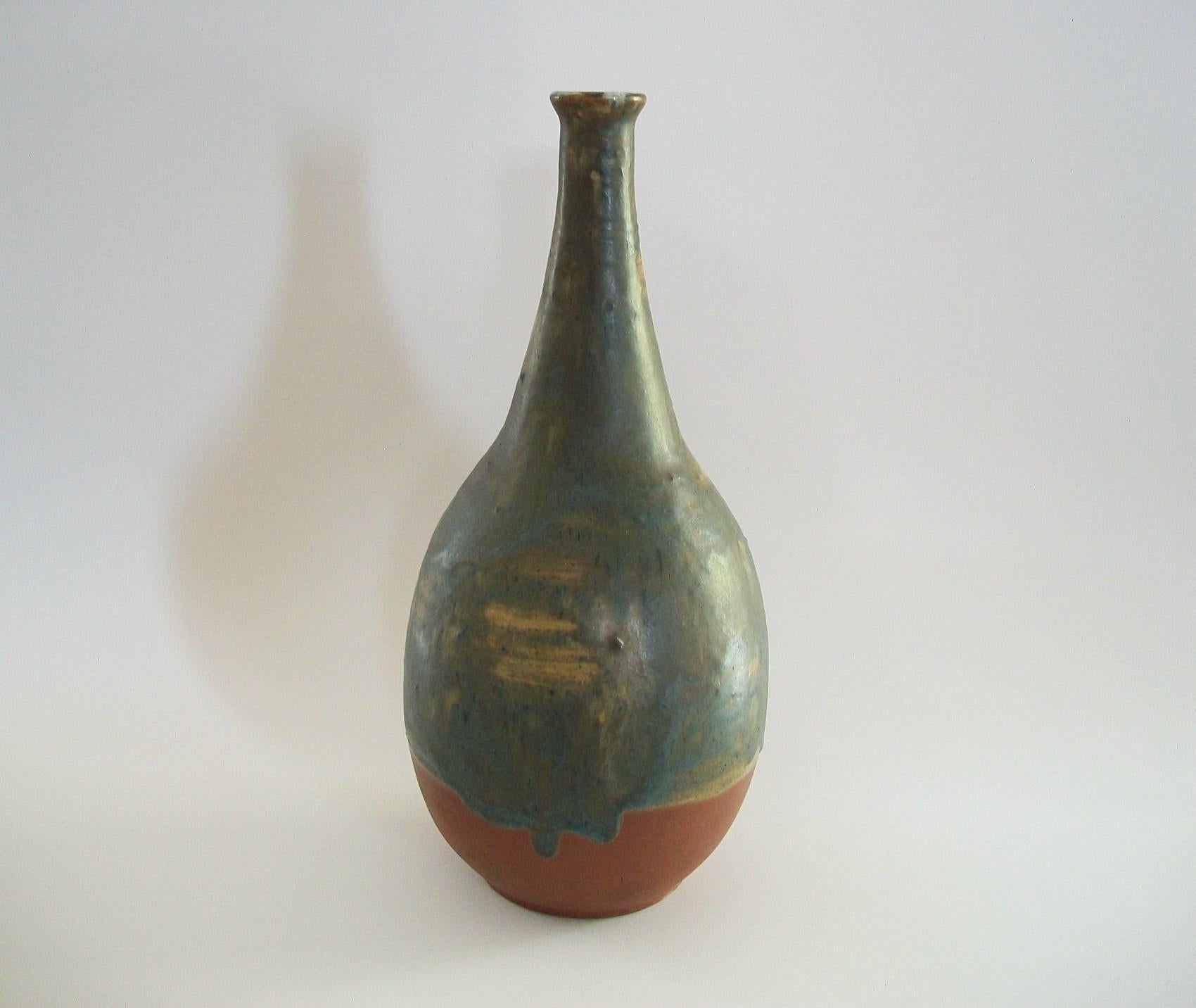 Treimane Art Pottery - Midcentury Studio Pottery Vase - Canada - circa 1960s In Good Condition For Sale In Chatham, ON