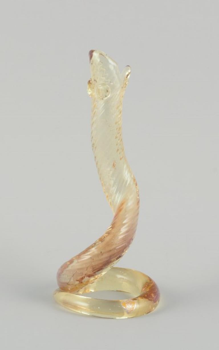 Trelleborgs Glasbruk, Suède 
Sculpture en forme de serpent cobra en verre d'art. 
Verre jaune et transparent. Soufflé à la bouche.
Datant approximativement des années 1970.
Parfait état.
Label.
Dimensions : Hauteur 19,0 cm x Largeur 8,5 cm.
