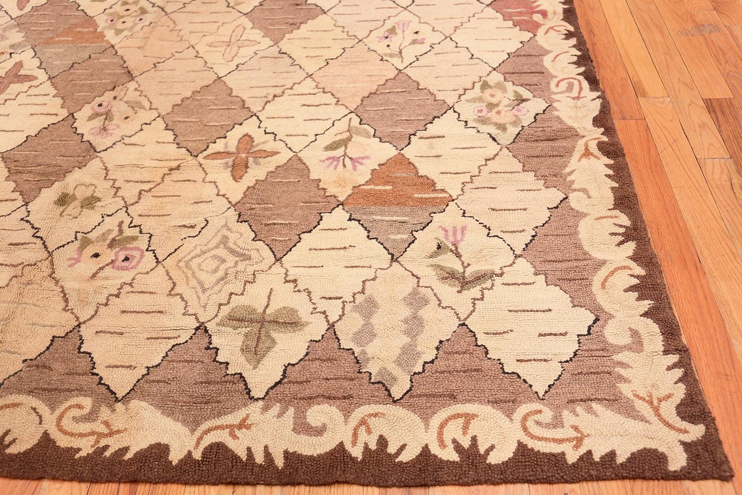 Early 20th Century Antique American Hooked Rug. Size: 8 ft. 9 in x 11 ft. 10 in For Sale