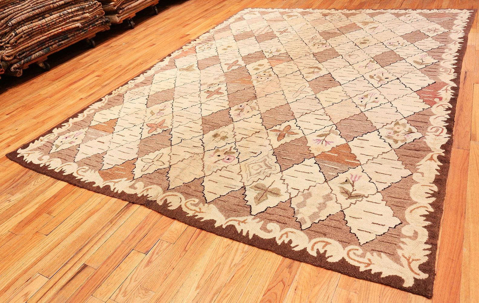 Wool Antique American Hooked Rug. Size: 8 ft. 9 in x 11 ft. 10 in For Sale